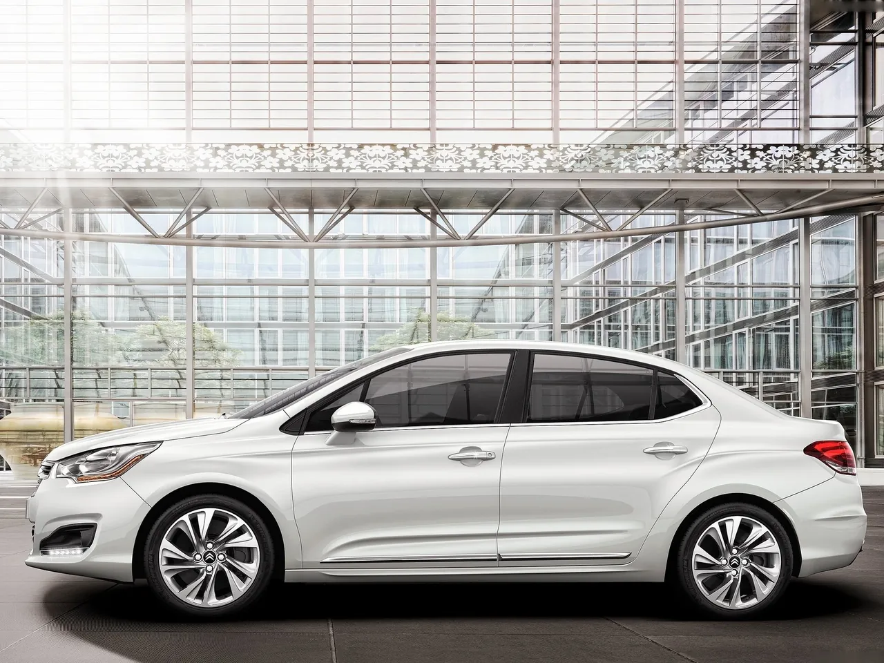 Citroen C4 L (2013) – boční profil