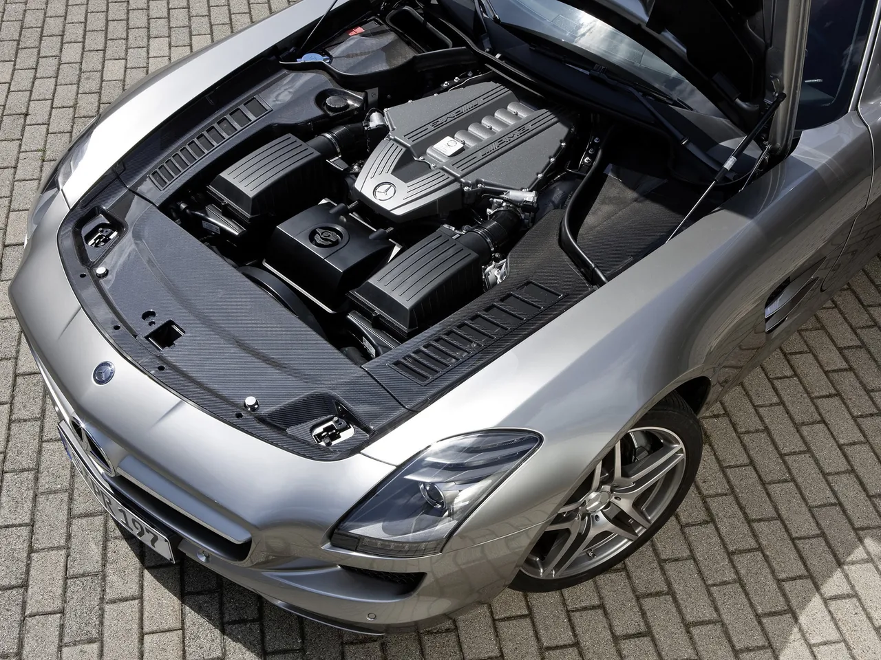 Mercedes-Benz SLS AMG (2011) – motorový prostor