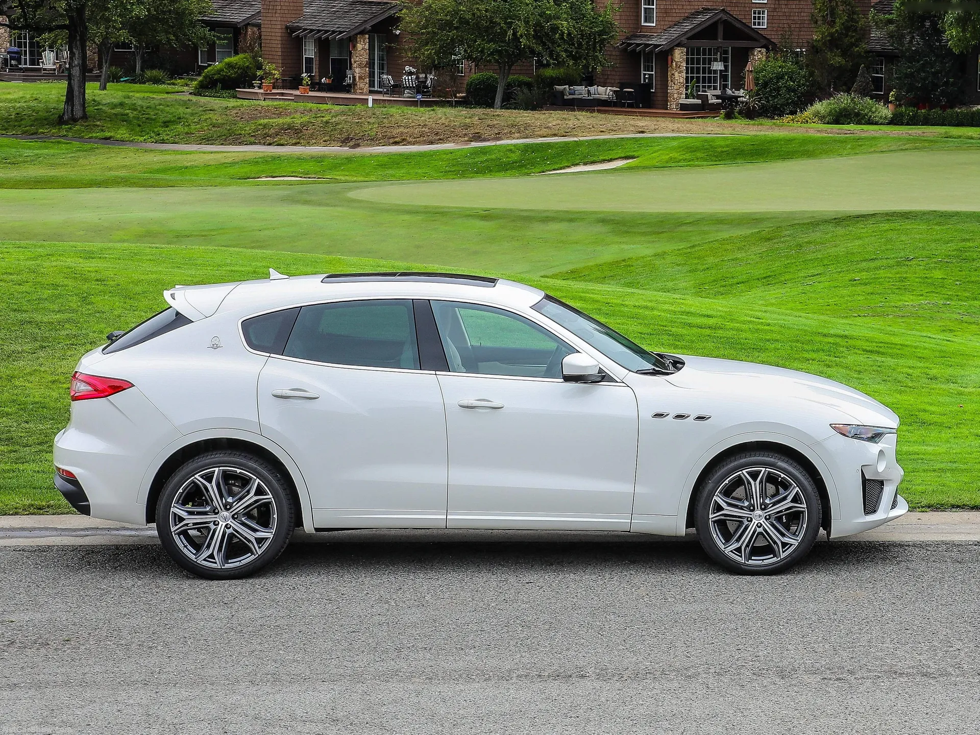Maserati Levante GTS (2019) – boční profil