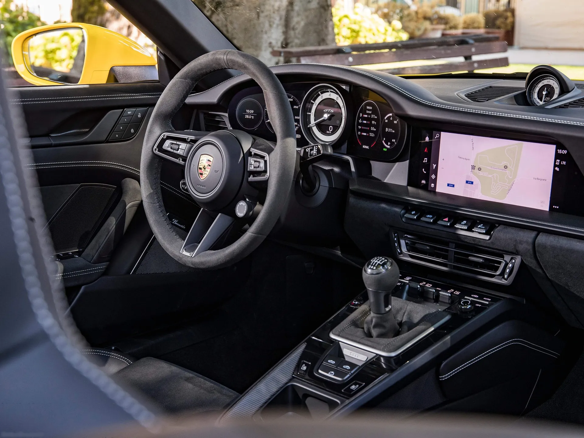 Porsche 911 Carrera GTS Cabriolet (2022) – interiér