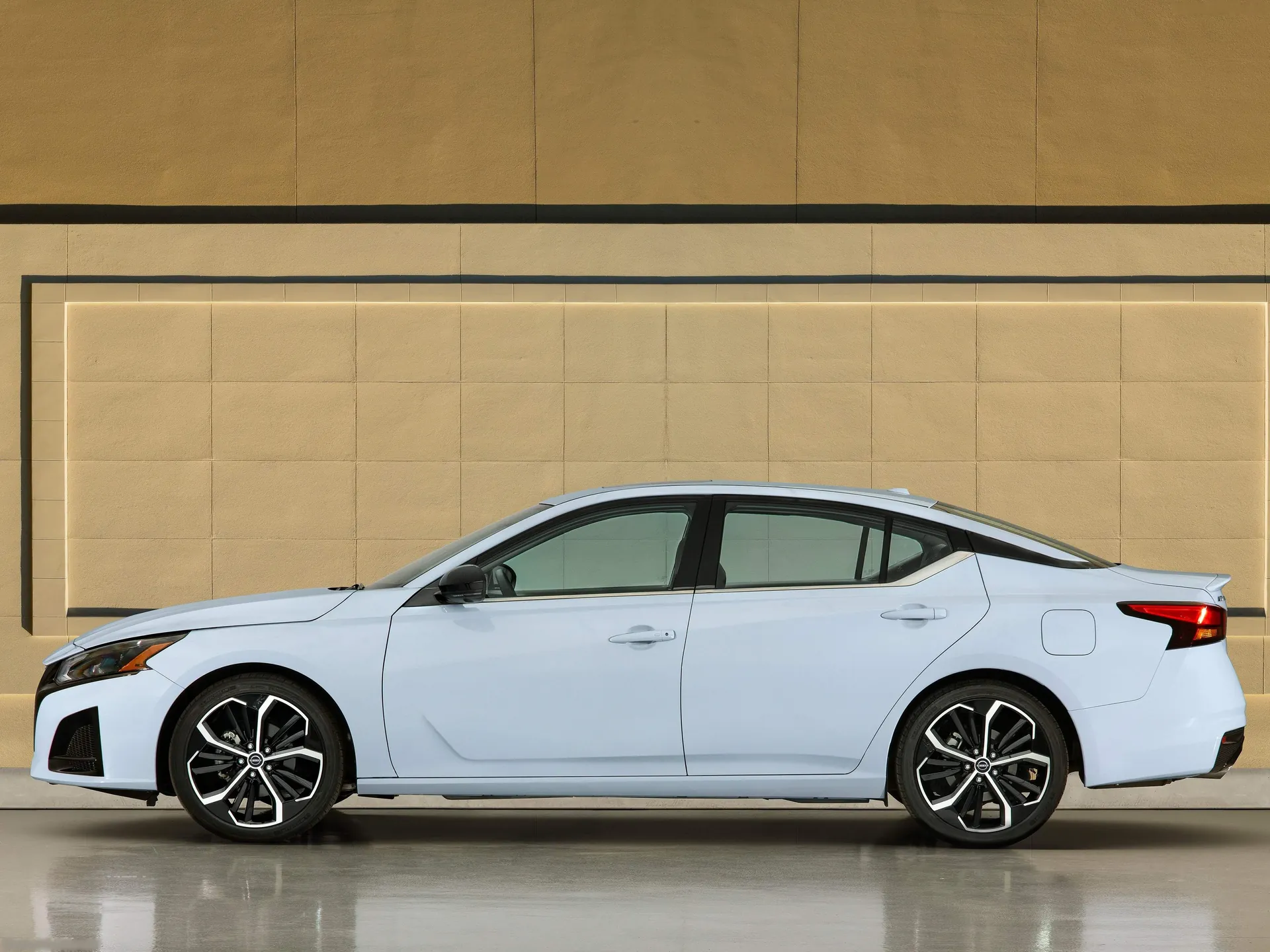Nissan Altima (2023) – boční profil