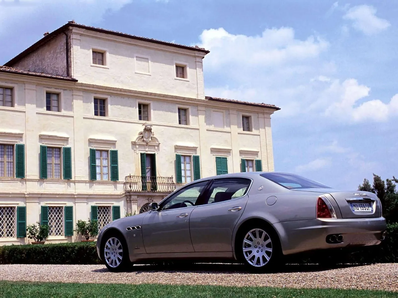 Maserati Quattroporte (2004) – zadní tříčtvrteční pohled
