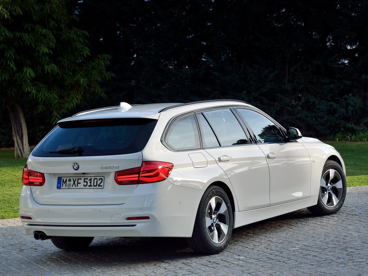 BMW 3-Series Touring (2016) – zadní tříčtvrteční pohled
