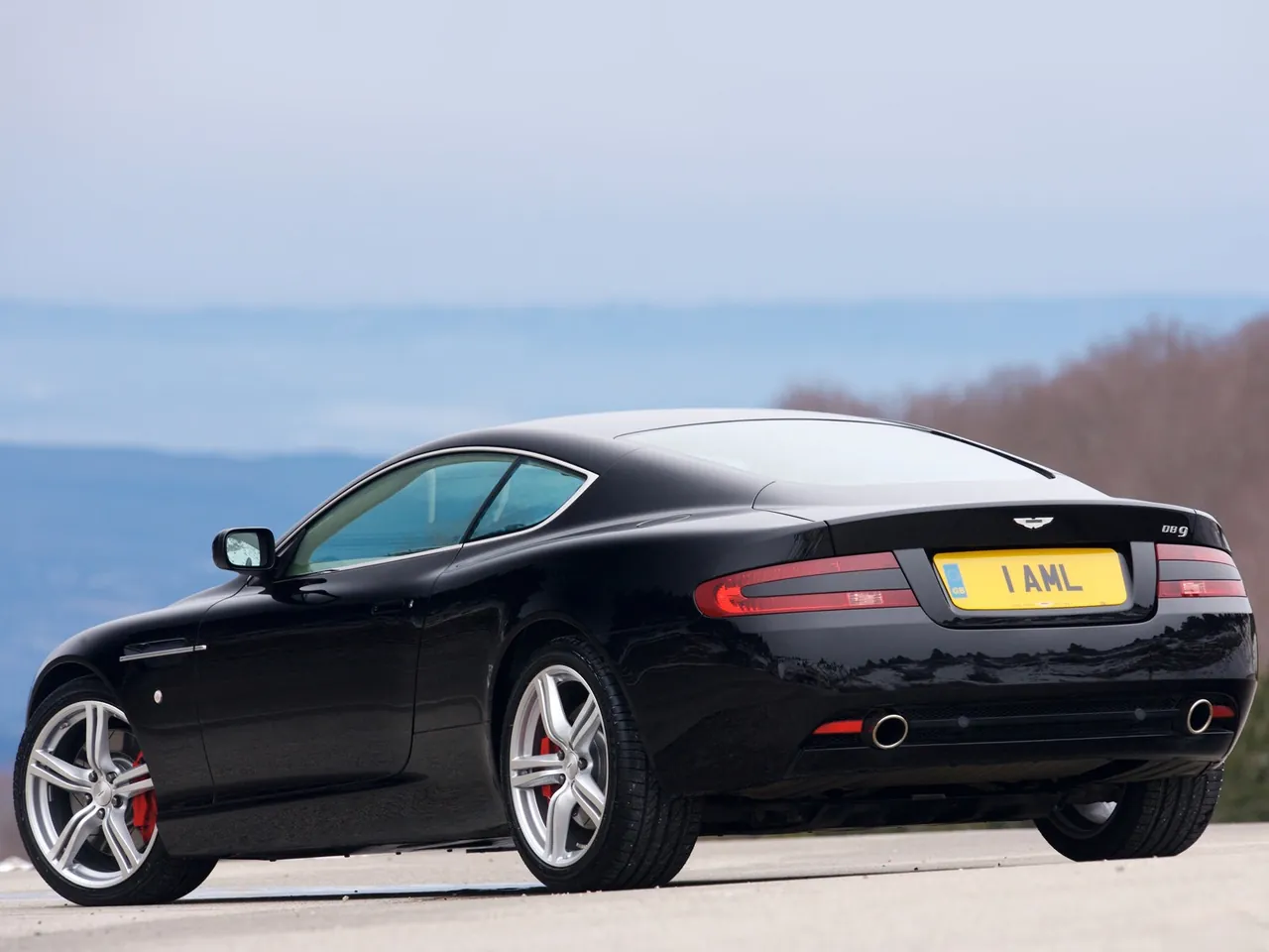 Aston Martin DB9 (2007) – zadní tříčtvrteční pohled