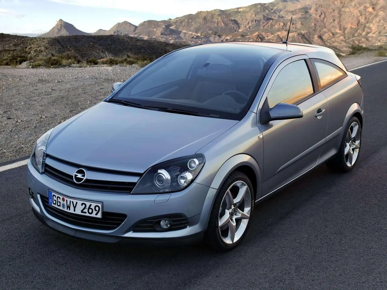 Opel Astra GTC with Panoramic Roof (2005)
