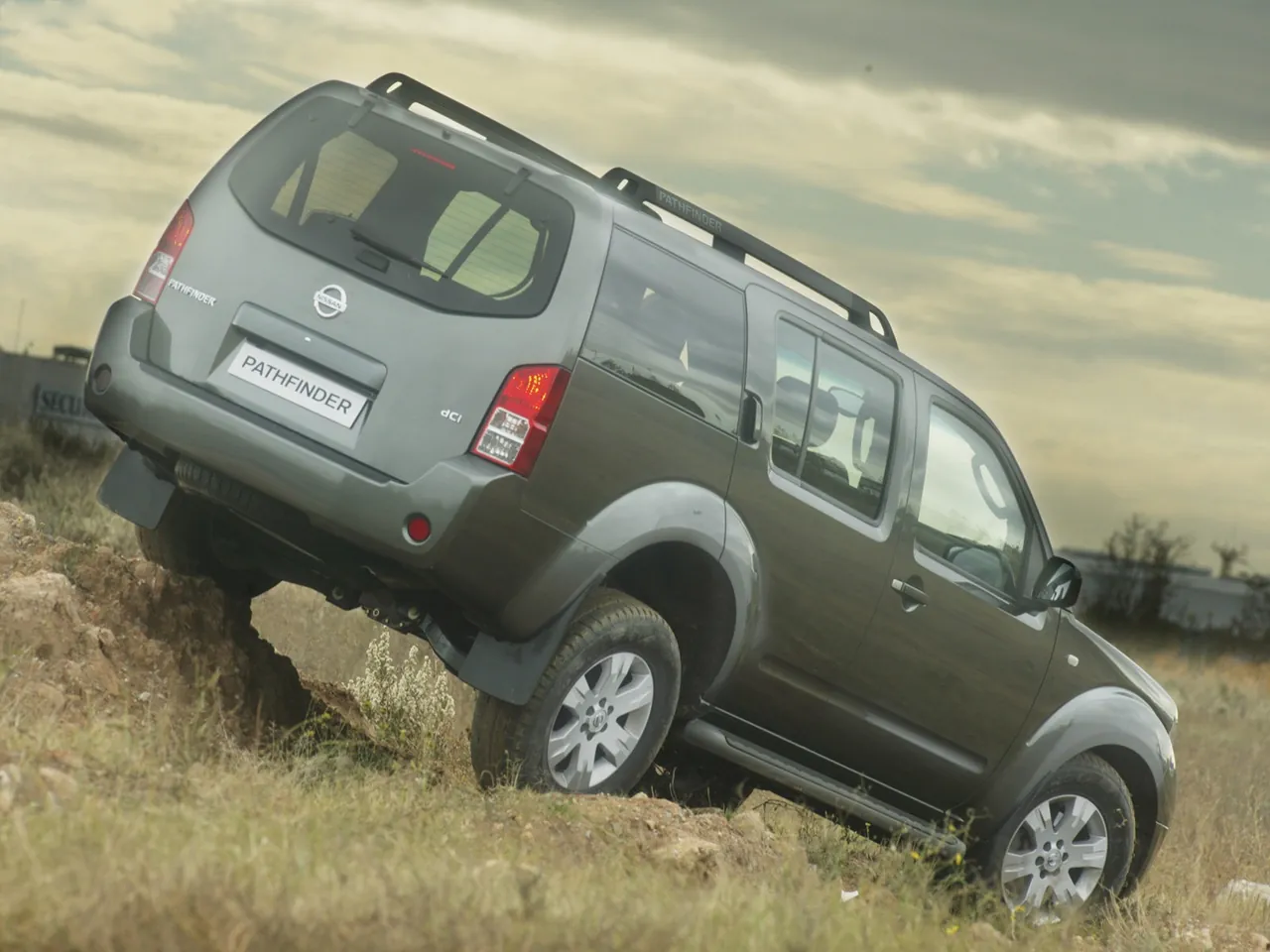 Nissan Pathfinder EUR (2005) – zadní tříčtvrteční pohled
