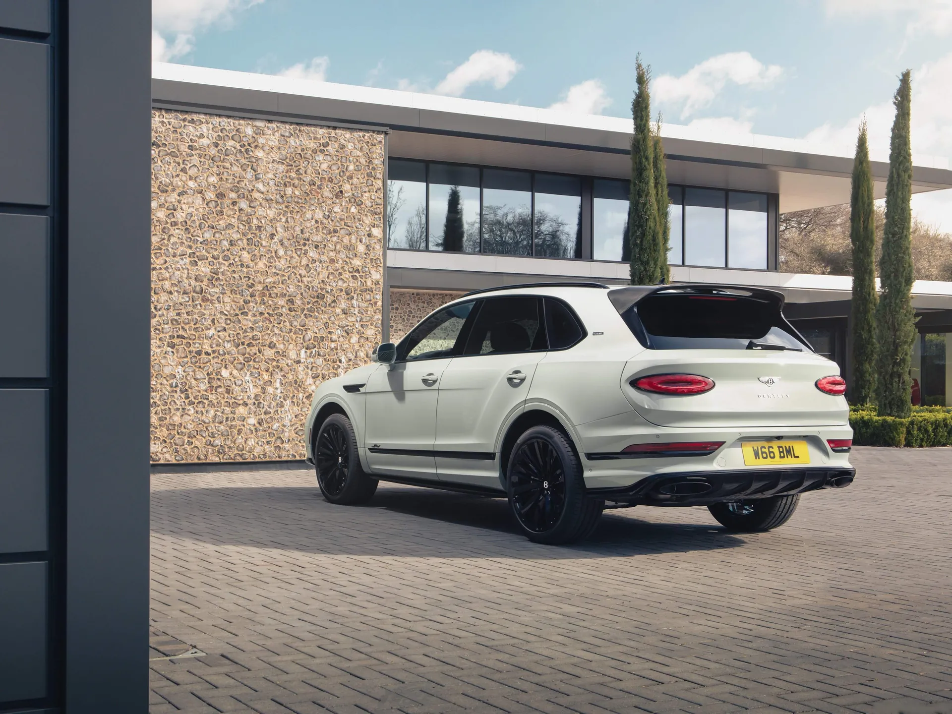 Bentley Bentayga Speed Edition 12 (2023) – zadní tříčtvrteční pohled