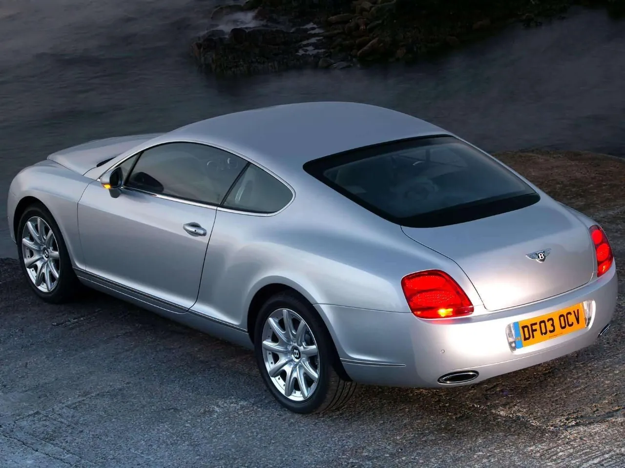 Bentley Continental GT (2003) – zadní tříčtvrteční pohled