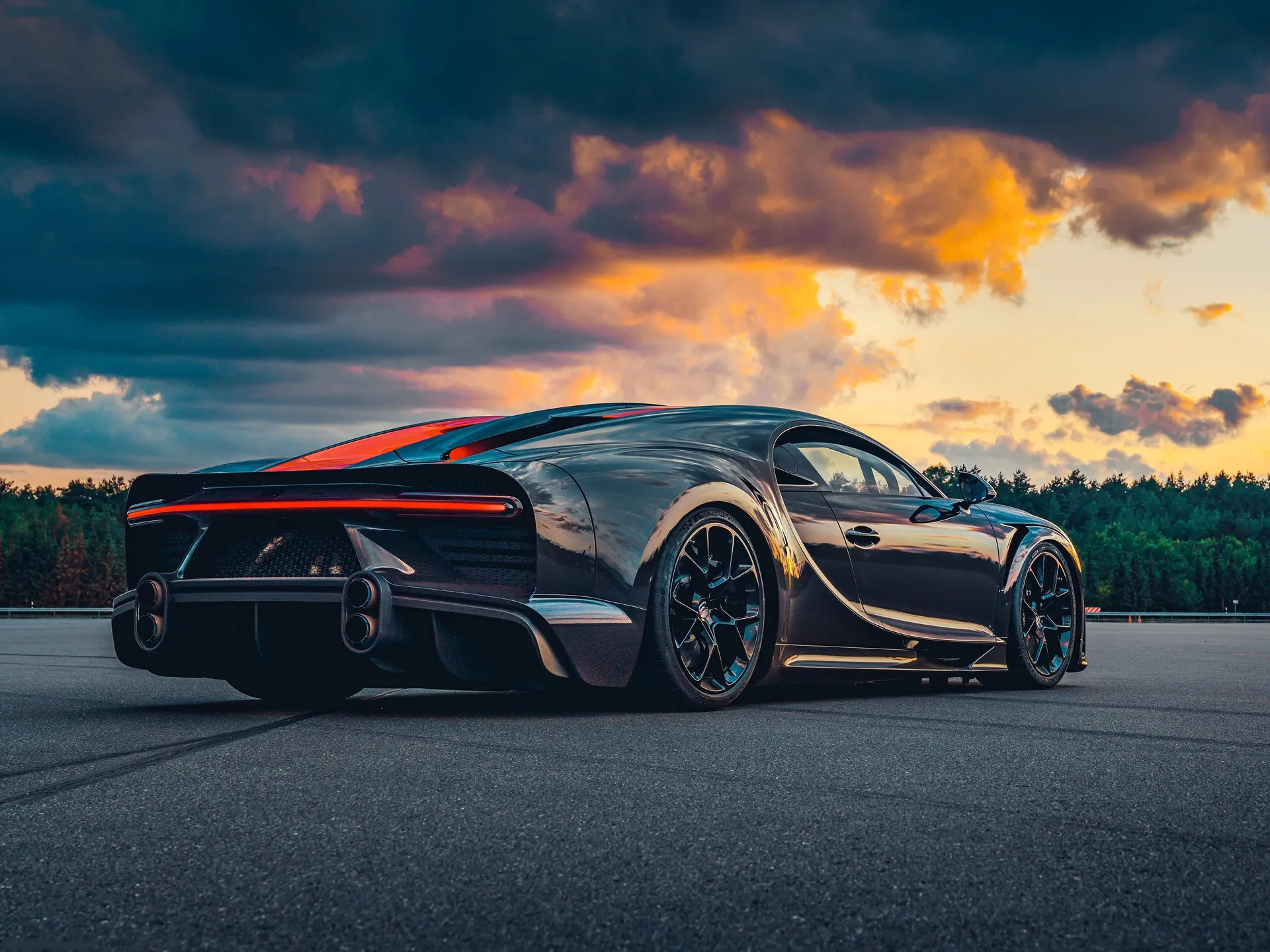 Bugatti Chiron Super Sport 300 (2021) – zadní tříčtvrteční pohled