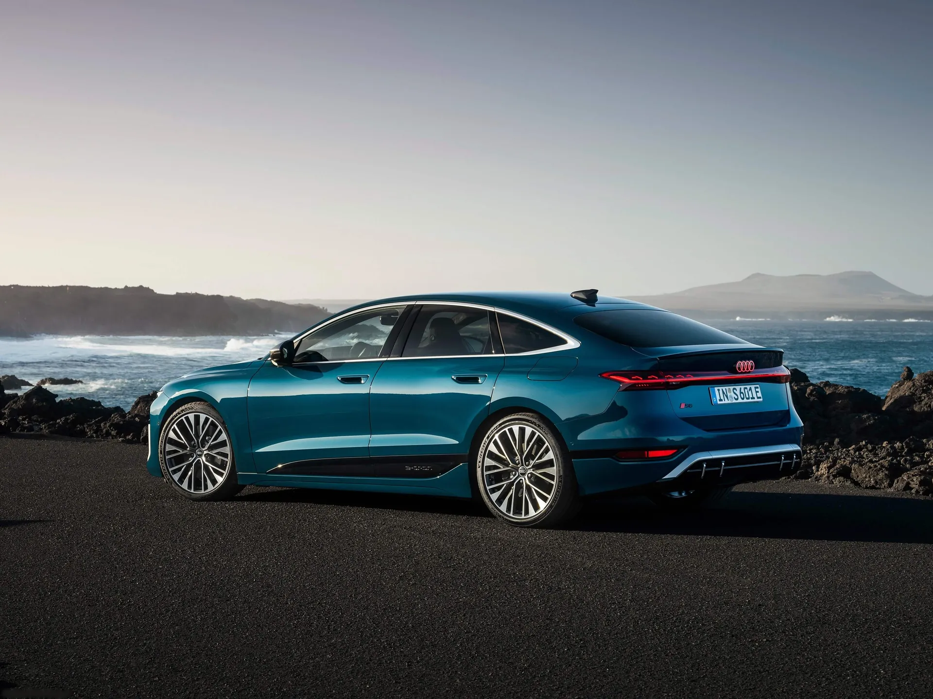 Audi S6 Sportback e-tron (2025) – zadní tříčtvrteční pohled