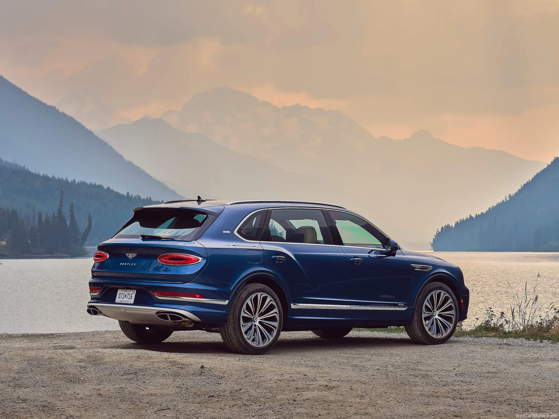 Bentley Bentayga EWB (2023) – zadní tříčtvrteční pohled