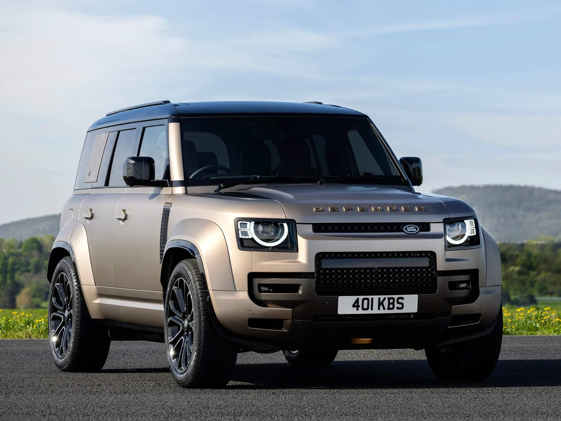 Land Rover Defender Octa (2025) - Front Three-Quarter