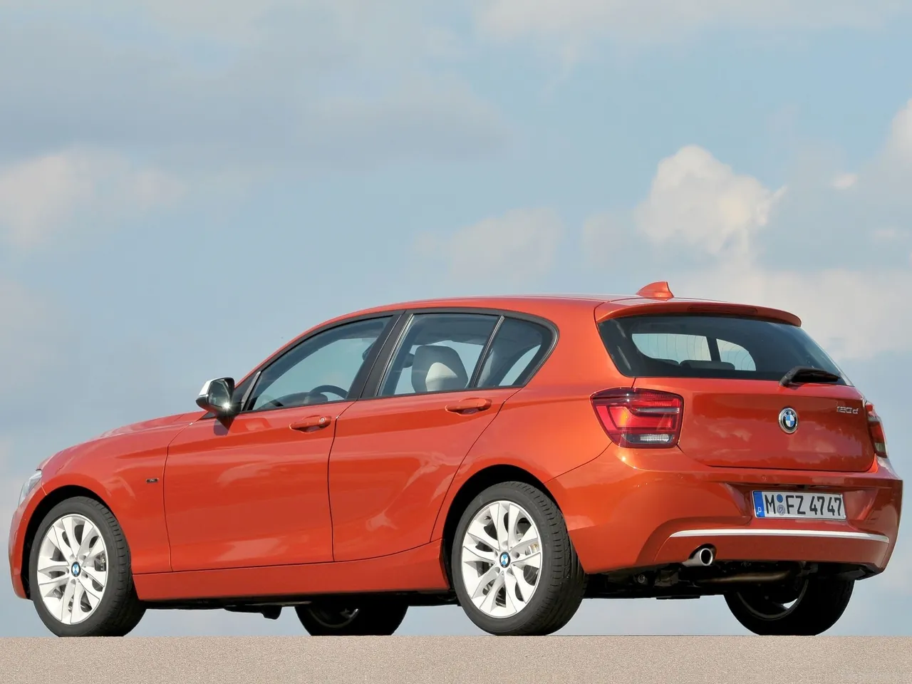 BMW 1-Series Urban Line (2012) – zadní tříčtvrteční pohled
