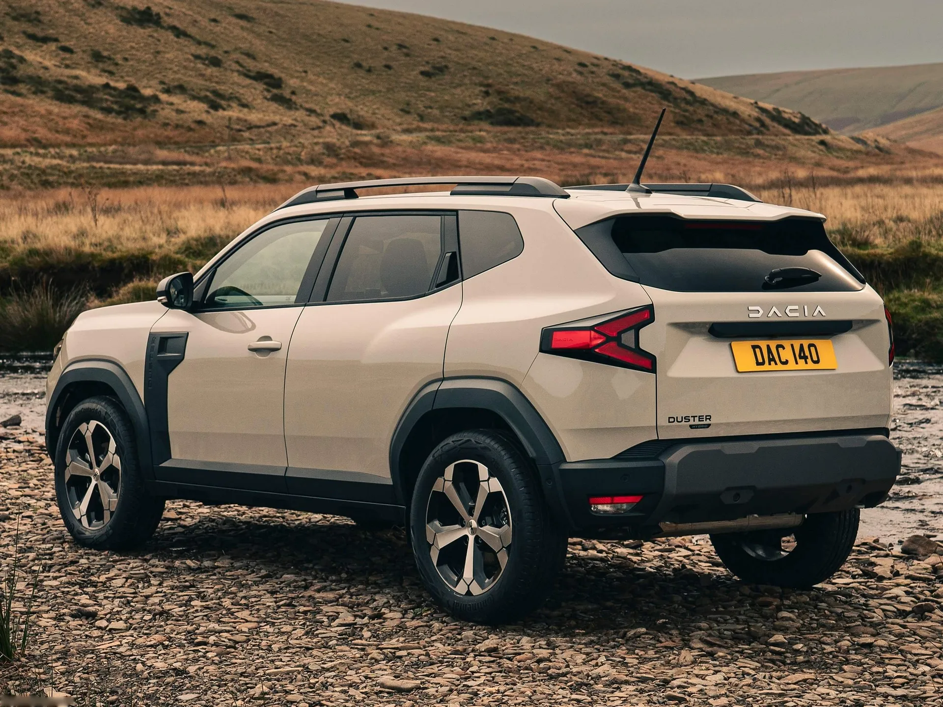 Dacia Duster [UK] (2025) – zadní tříčtvrteční pohled
