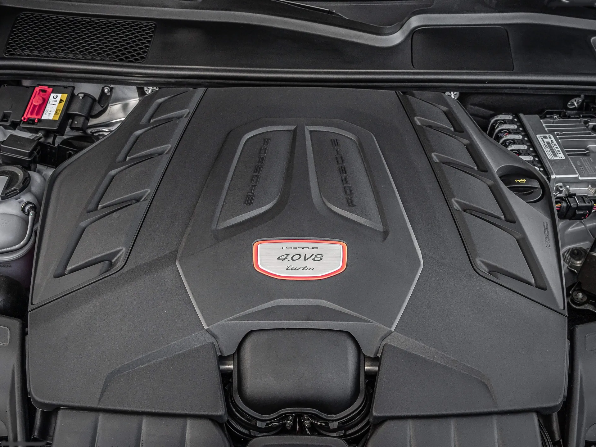 Porsche Cayenne Turbo Coupe (2020) – motorový prostor