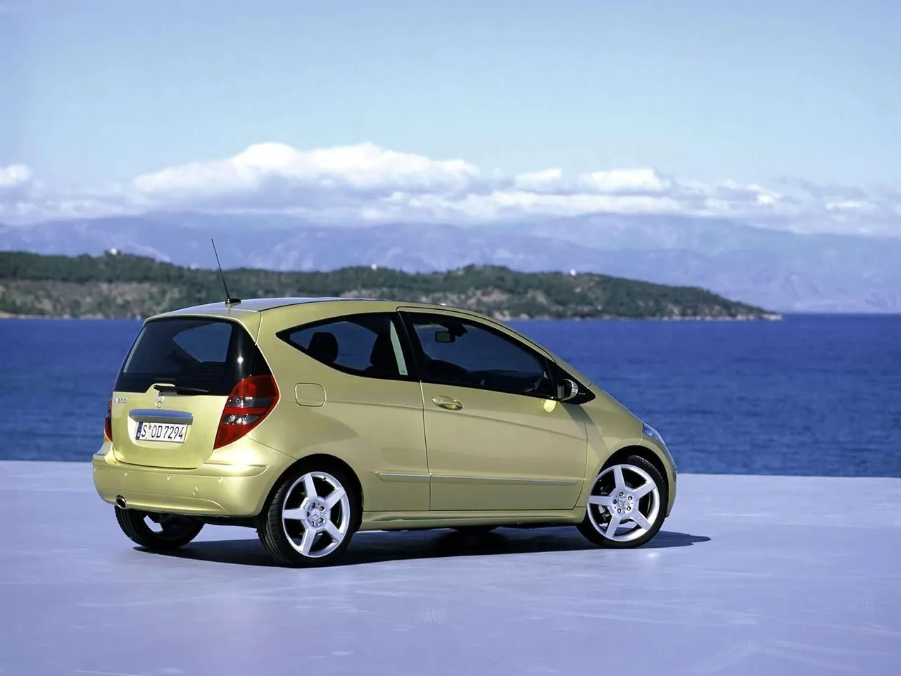 Mercedes-Benz A200 Avantgarde 3door (2005) – zadní tříčtvrteční pohled