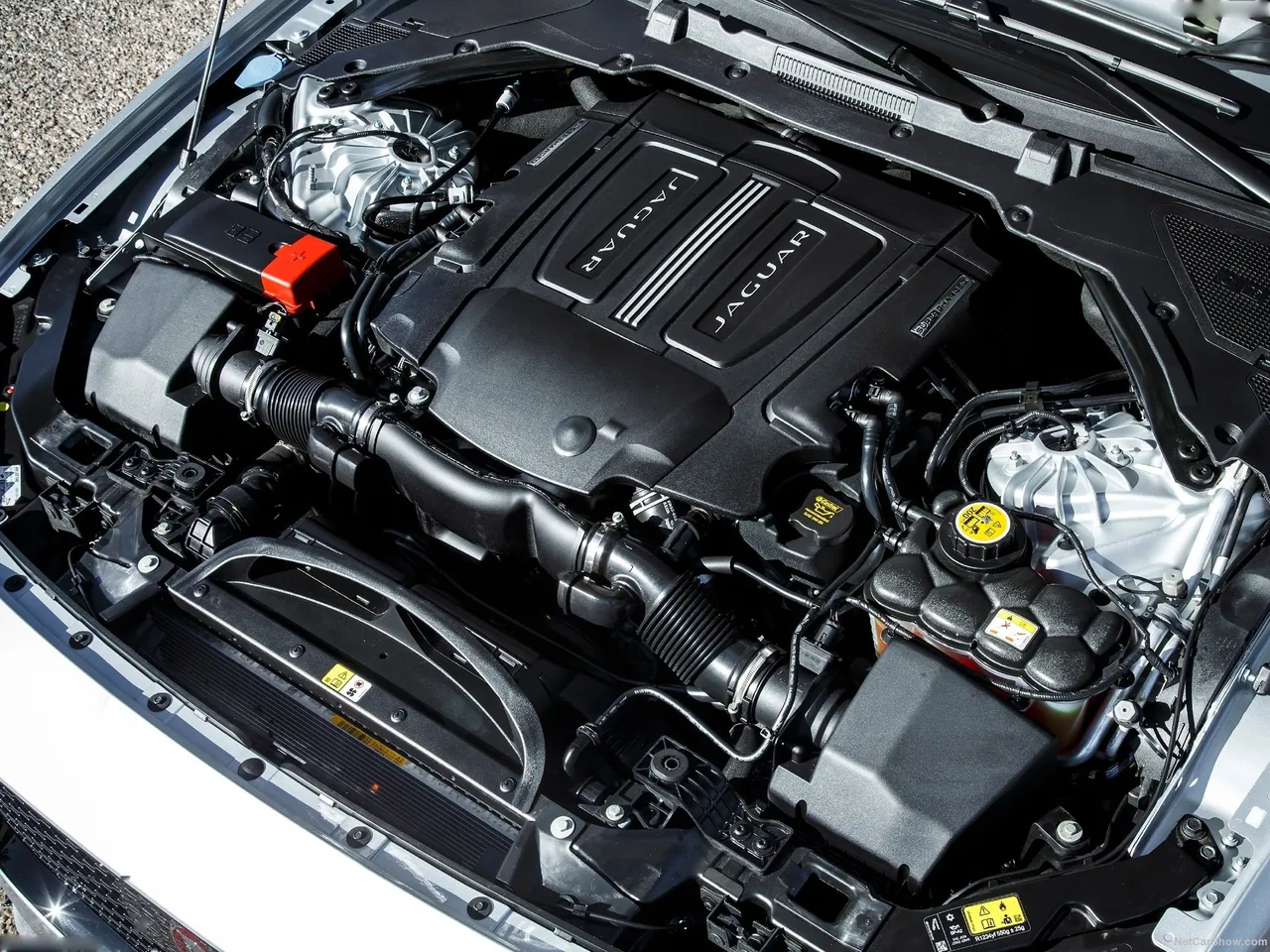 Jaguar XF [US] (2016) – motorový prostor