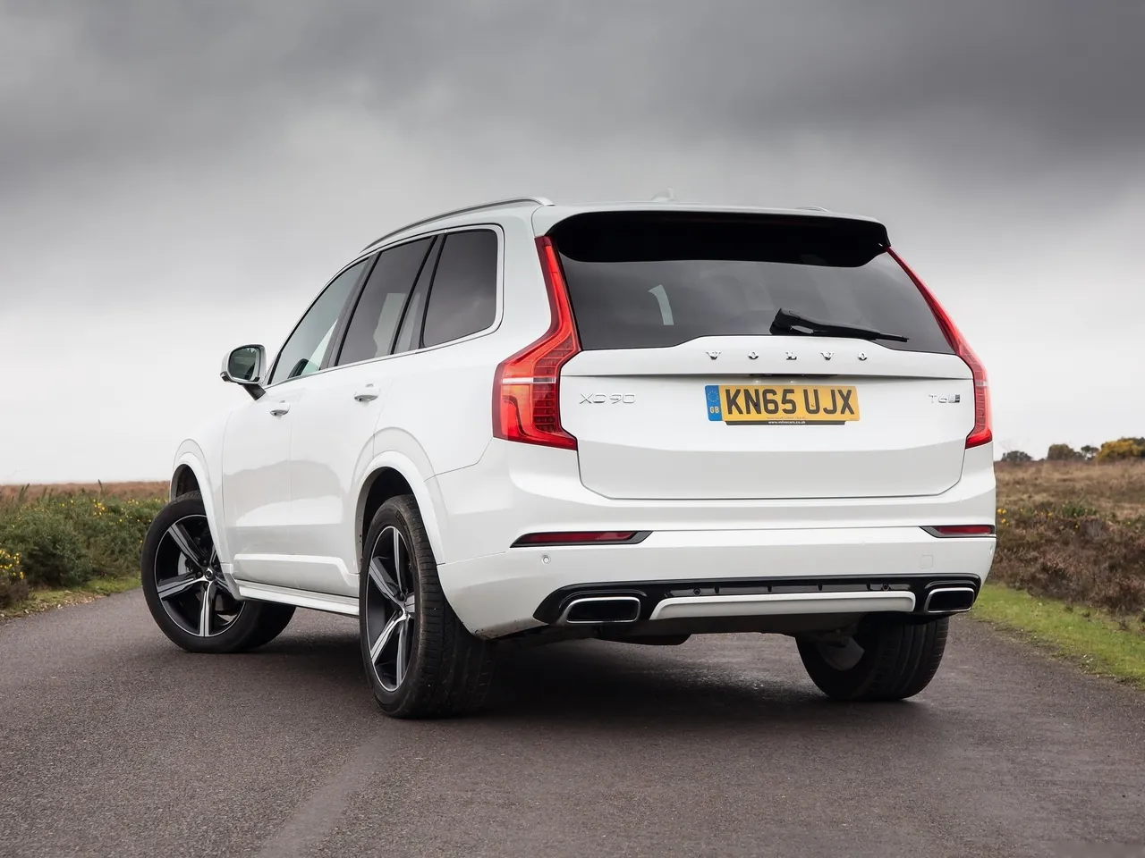 Volvo XC90 R-Design (2015) – zadní tříčtvrteční pohled