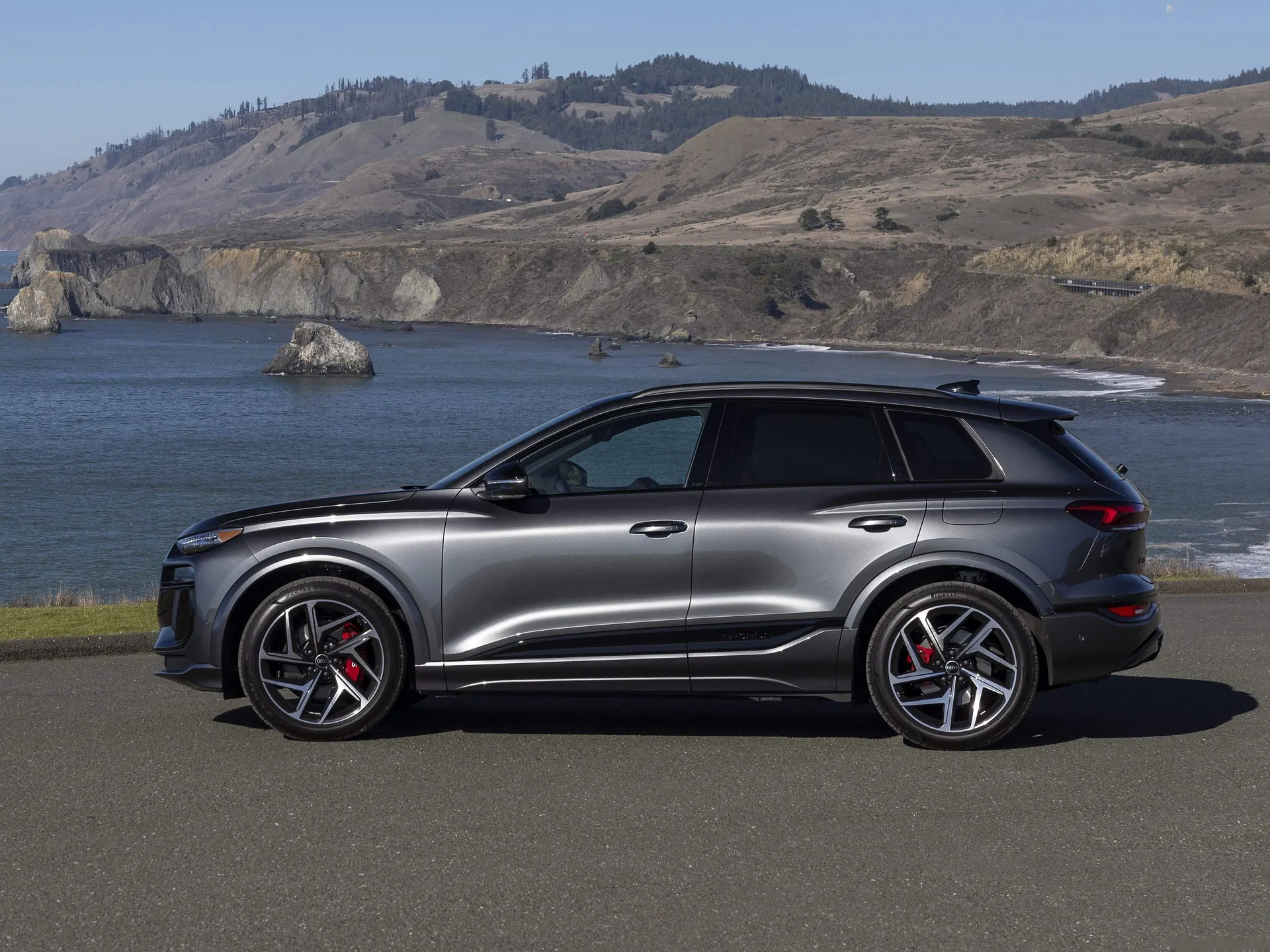 Audi SQ6 e-tron [US] (2025) – boční profil