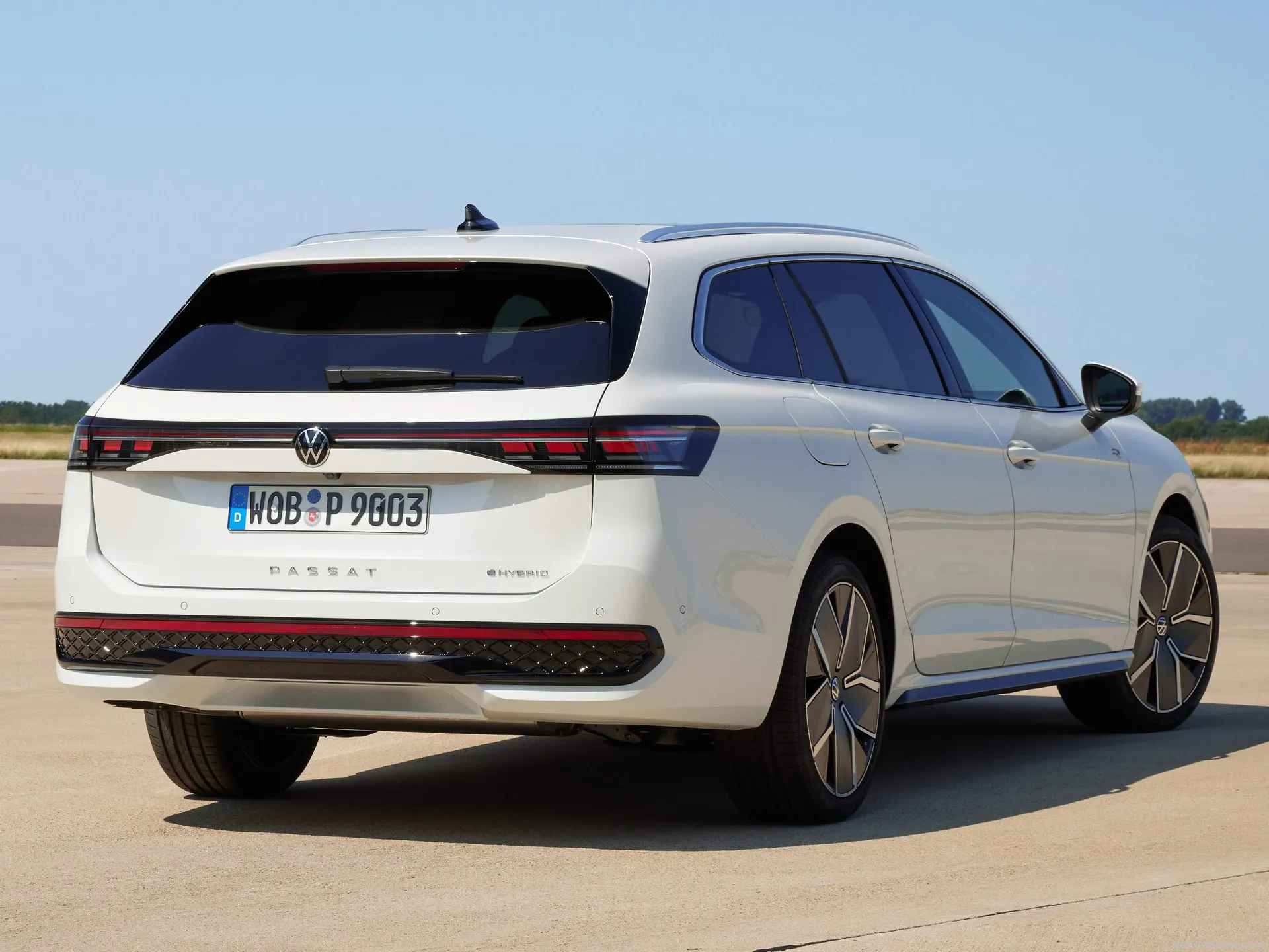 Volkswagen Passat Variant (2024) – zadní tříčtvrteční pohled