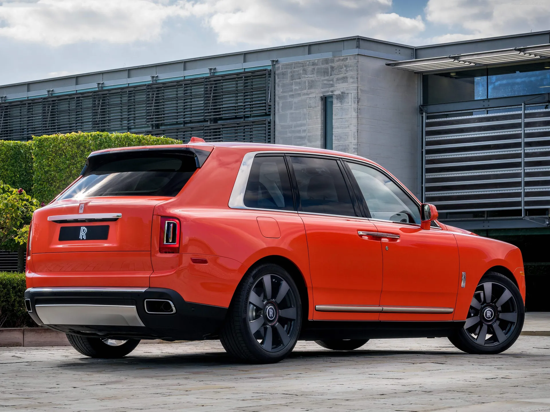 Rolls-Royce Cullinan (2019) – zadní tříčtvrteční pohled