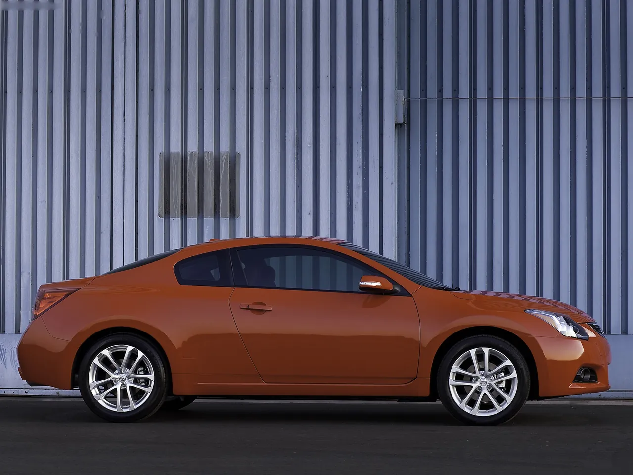 Nissan Altima Coupe (2010) – boční profil