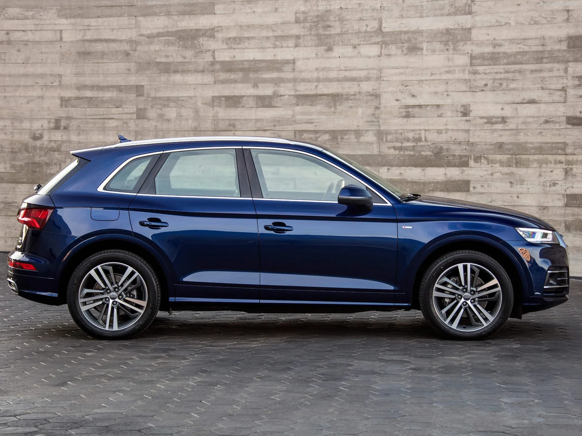 Audi Q5 (2017) – boční profil