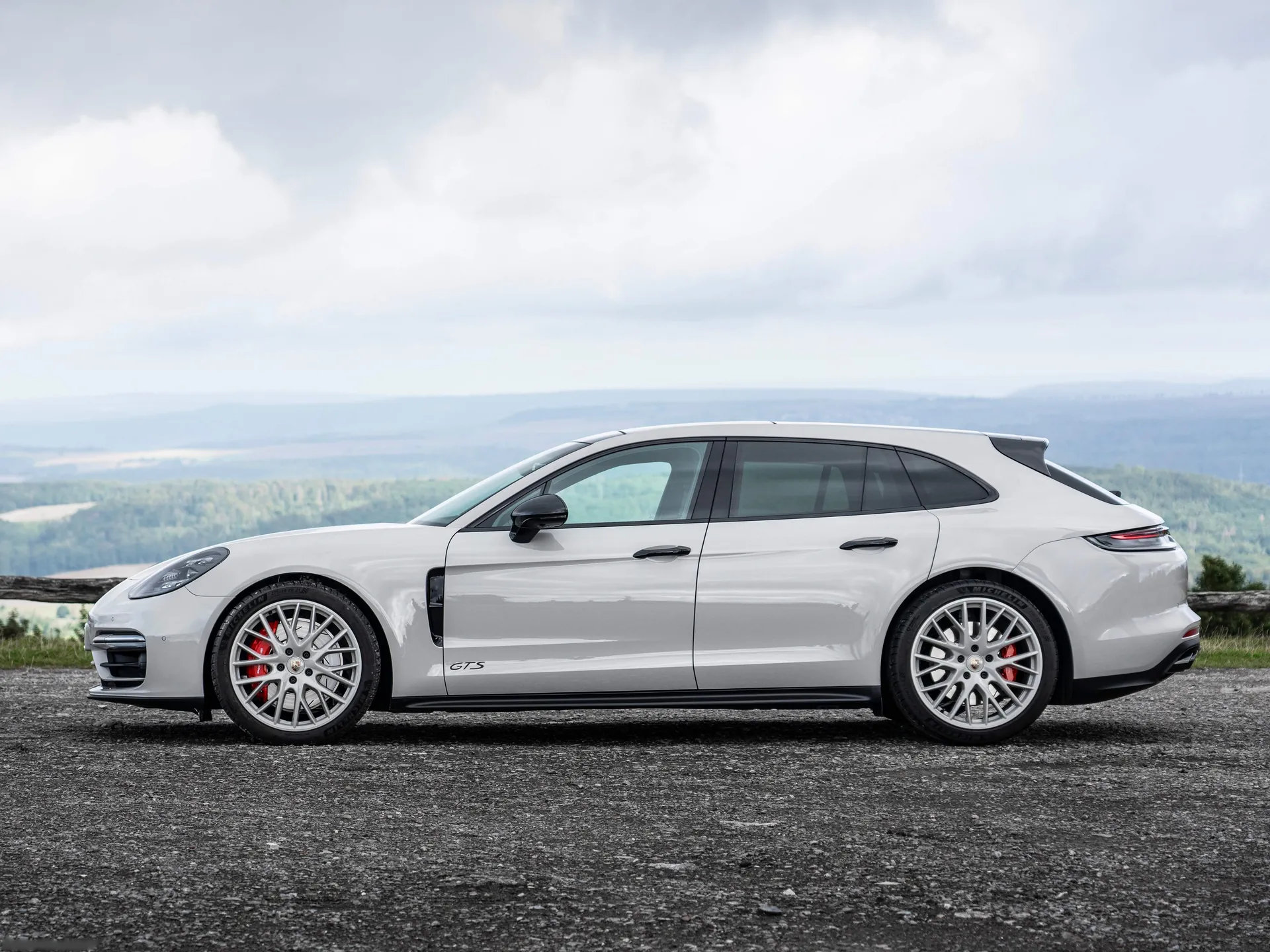 Porsche Panamera GTS Sport Turismo (2021) – boční profil