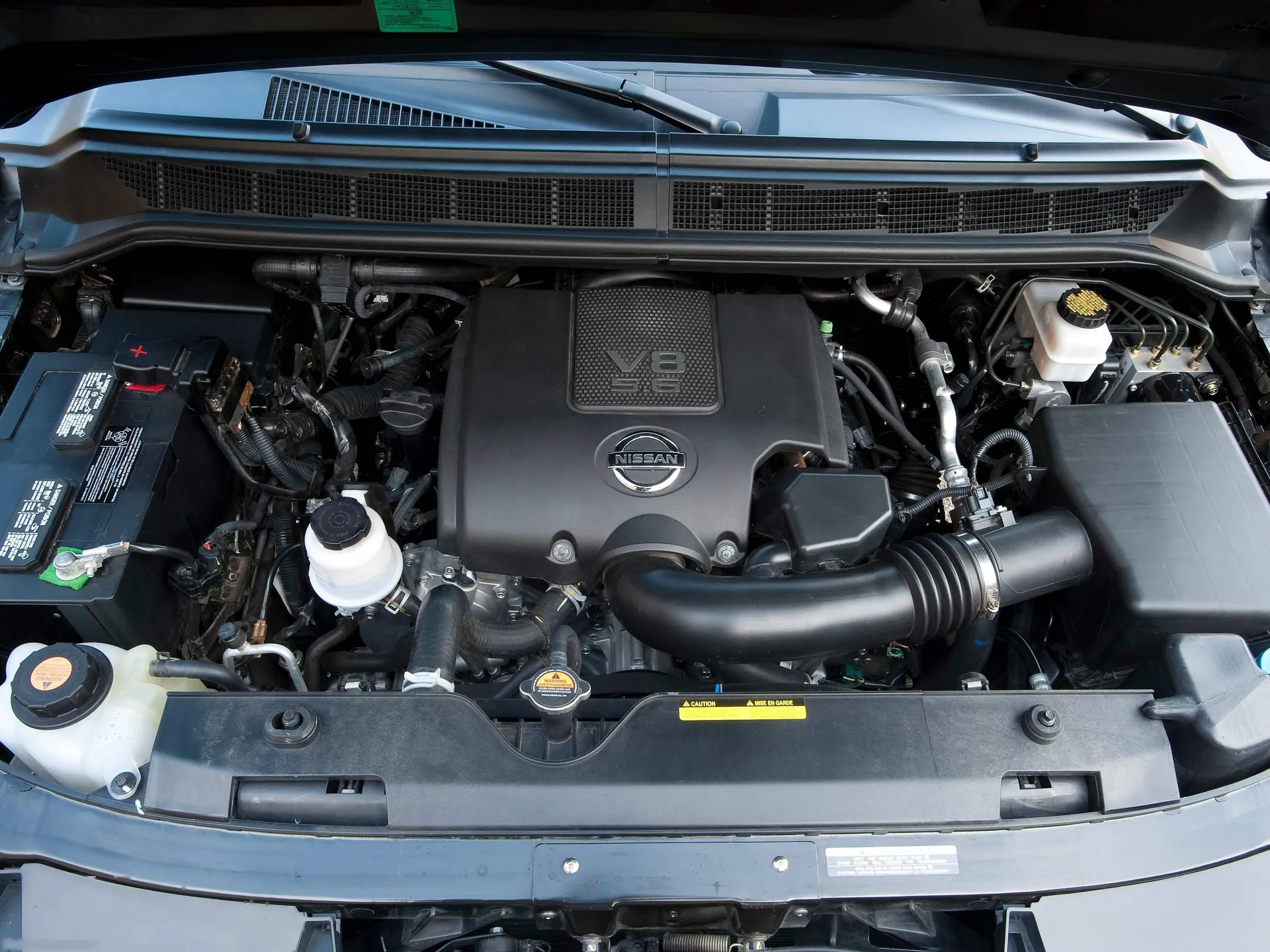 Nissan Armada (2012) – motorový prostor