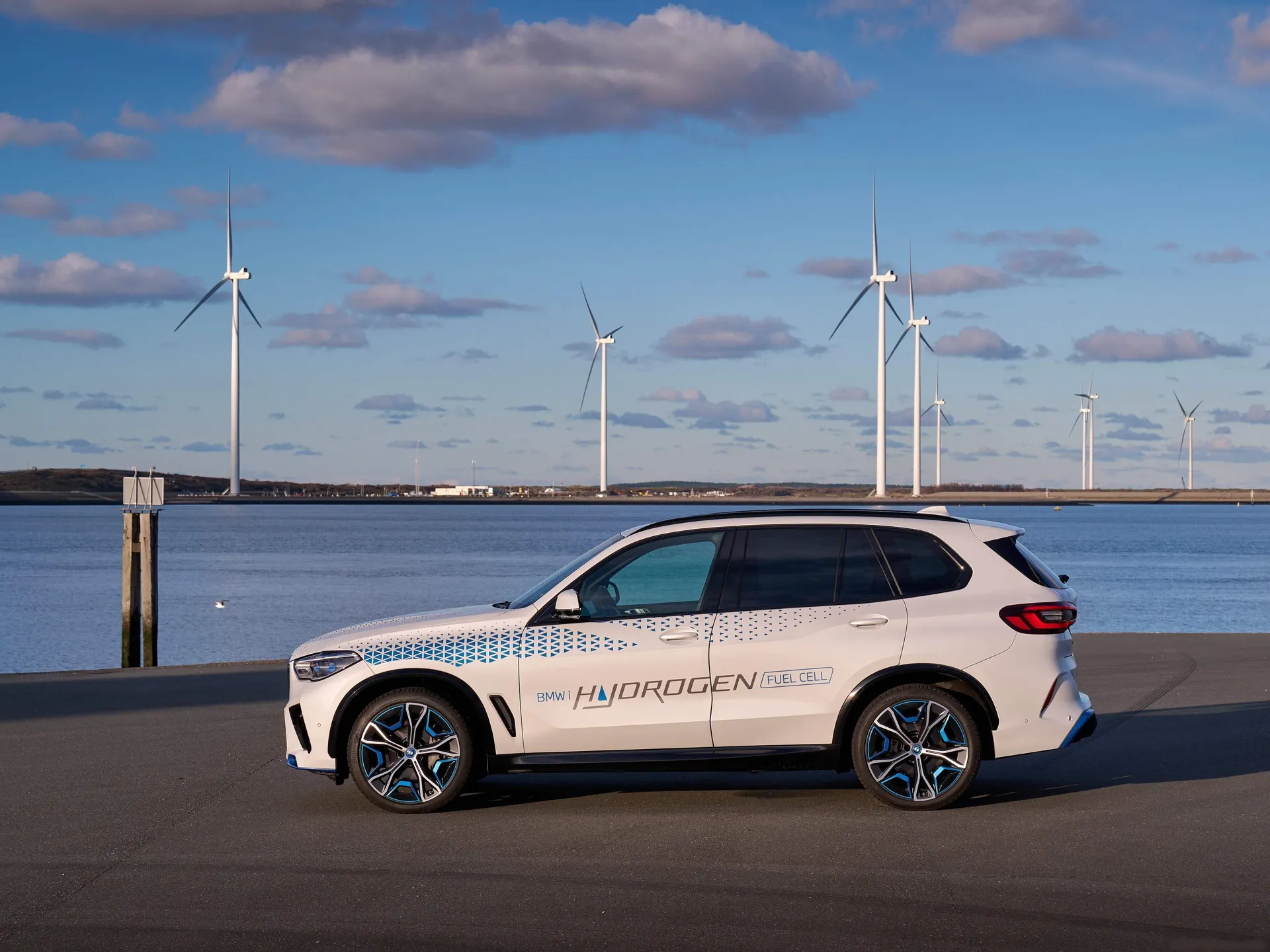 BMW iX5 Hydrogen Concept (2023) – boční profil
