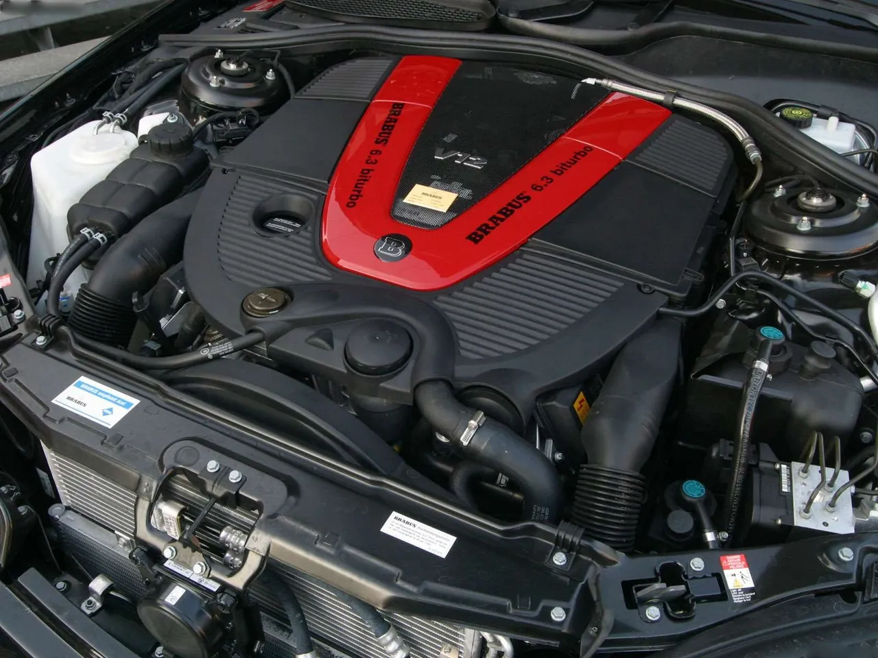 Brabus Mercedes-Benz CL (2003) – motorový prostor