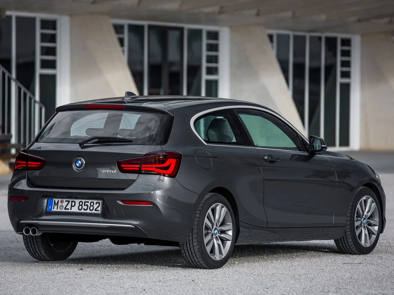 BMW 1-Series 3-door (2016) – zadní tříčtvrteční pohled