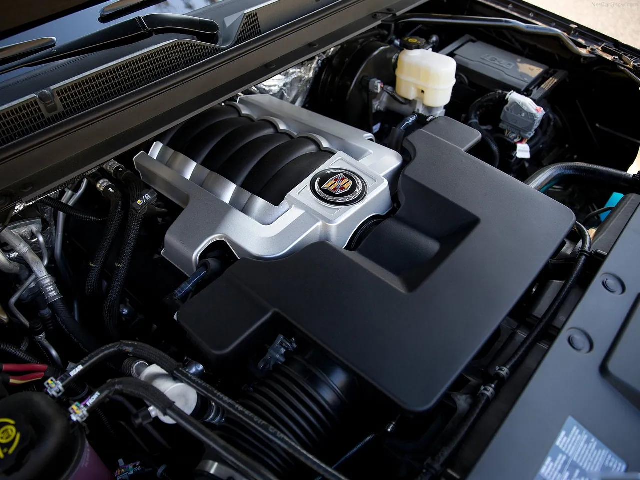 Cadillac Escalade (2015) – motorový prostor