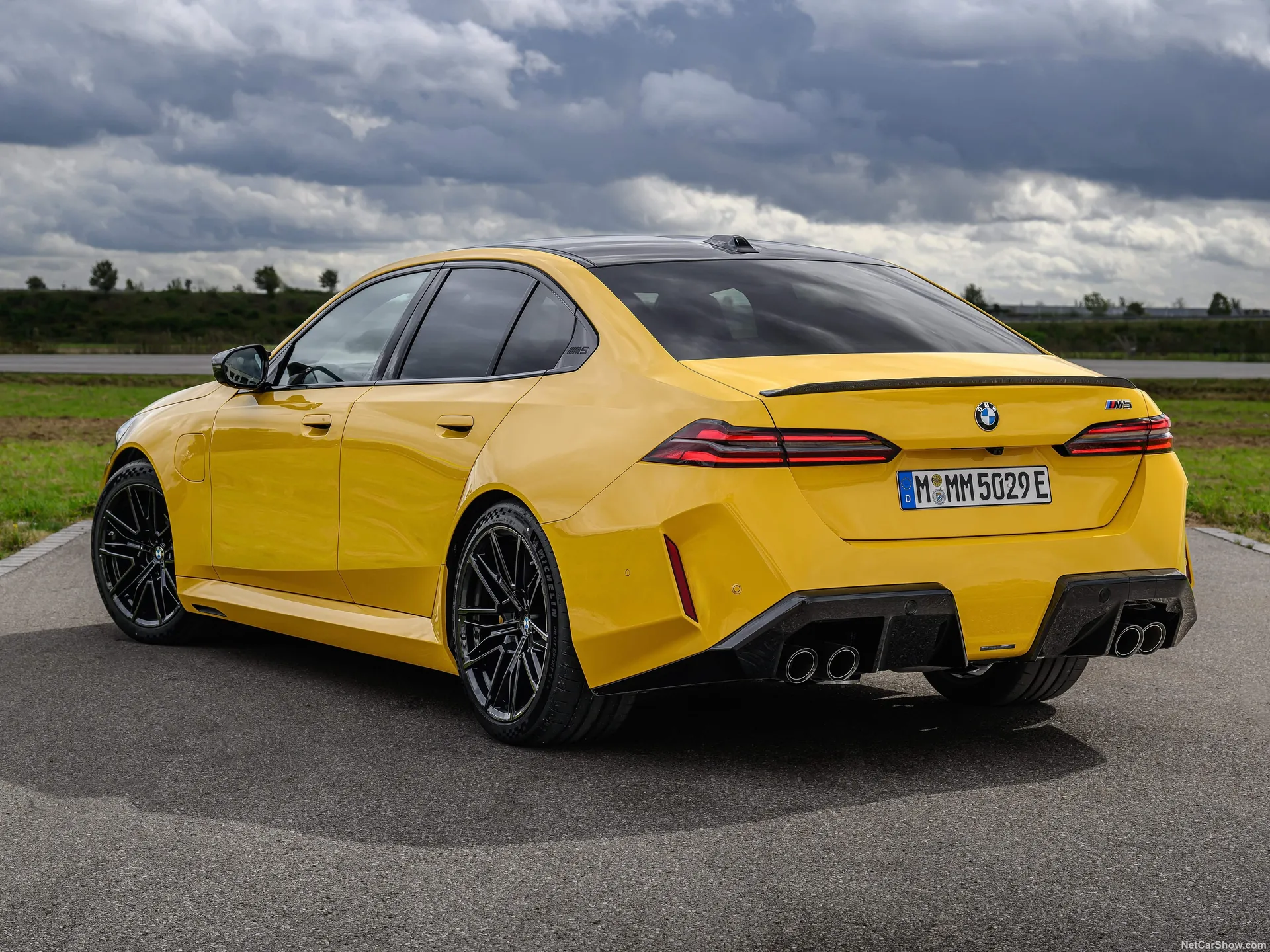 BMW M5 Speed Yellow (2025) – zadní tříčtvrteční pohled