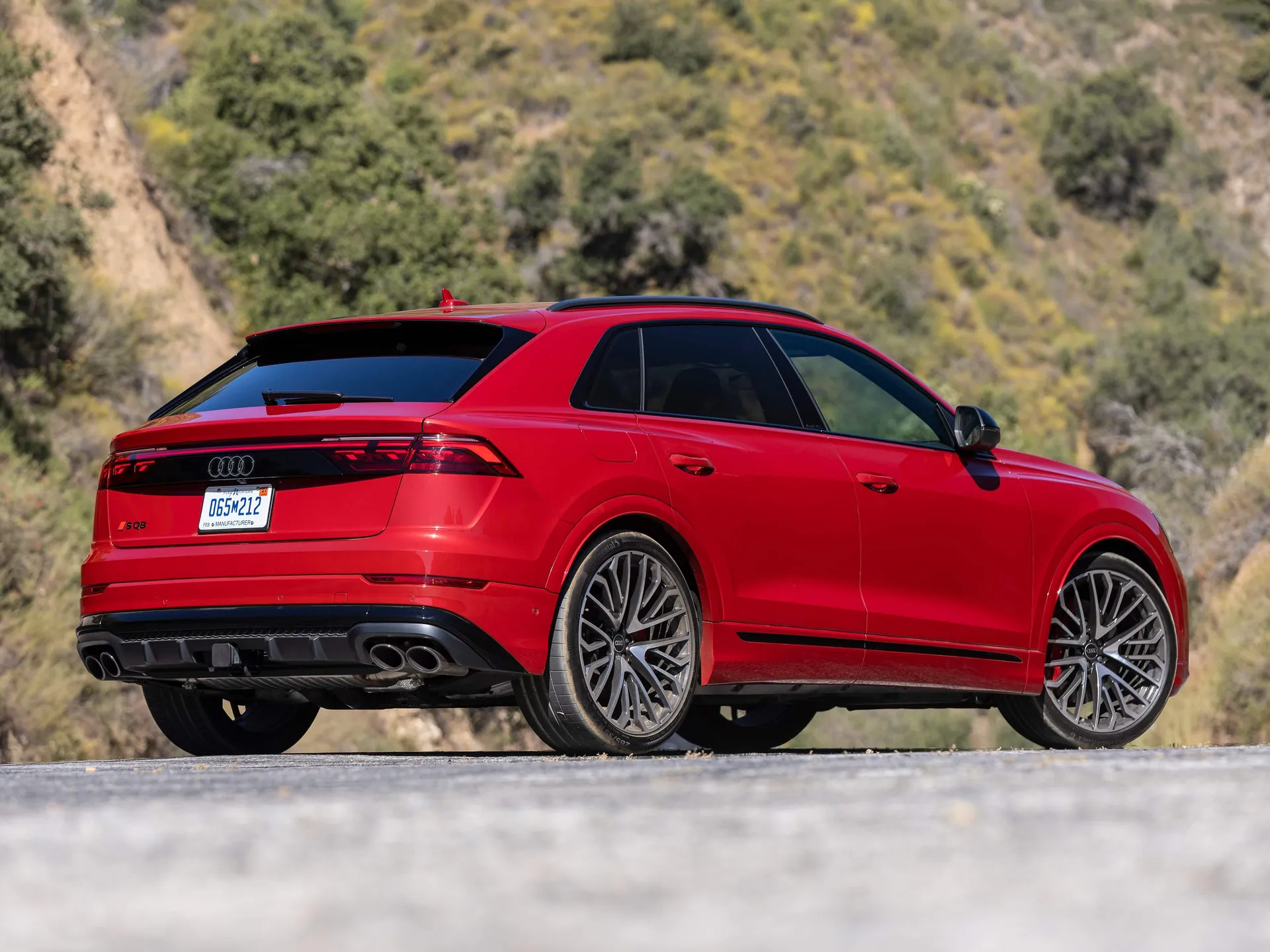 Audi SQ8 TFSI [US] (2025) – zadní tříčtvrteční pohled