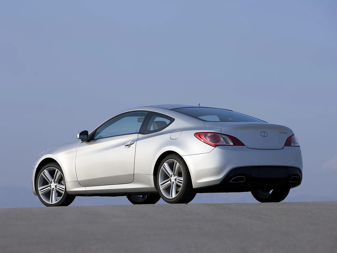 Hyundai Genesis Coupe (2010) – zadní tříčtvrteční pohled