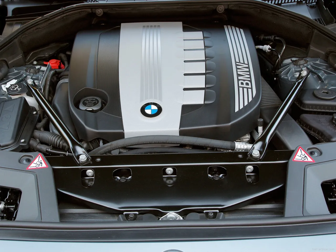 BMW 5-Series Gran Turismo (2010) – motorový prostor