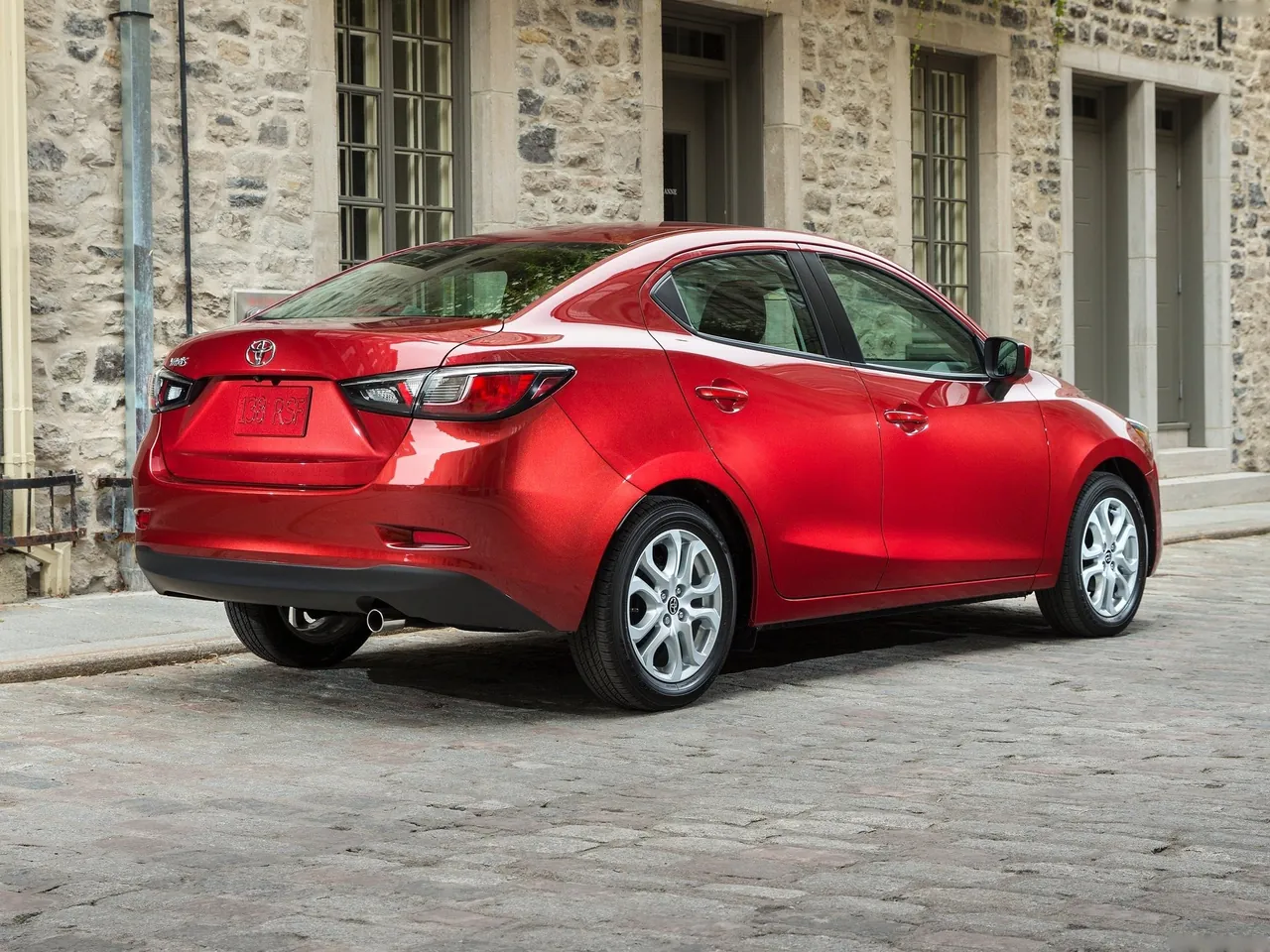 Toyota Yaris Sedan (2016) - Rear Three-Quarter