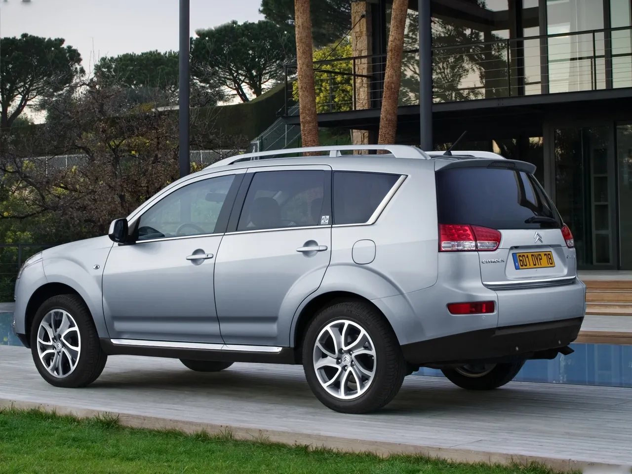 Citroen C-Crosser (2007) – zadní tříčtvrteční pohled