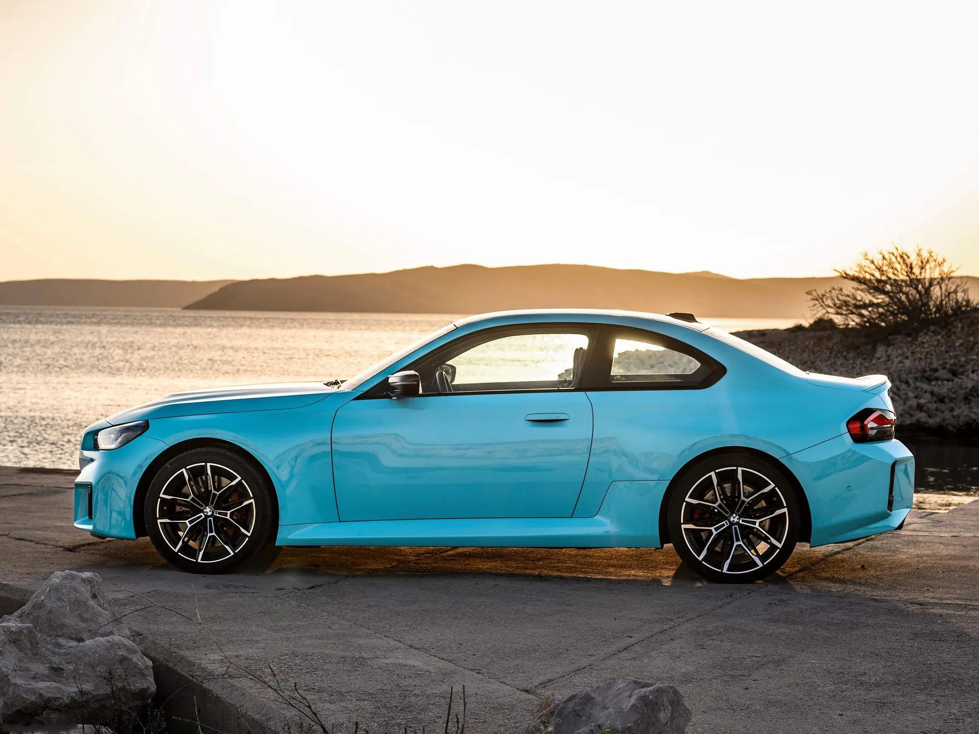 BMW M2 with M xDrive (2027) – boční profil