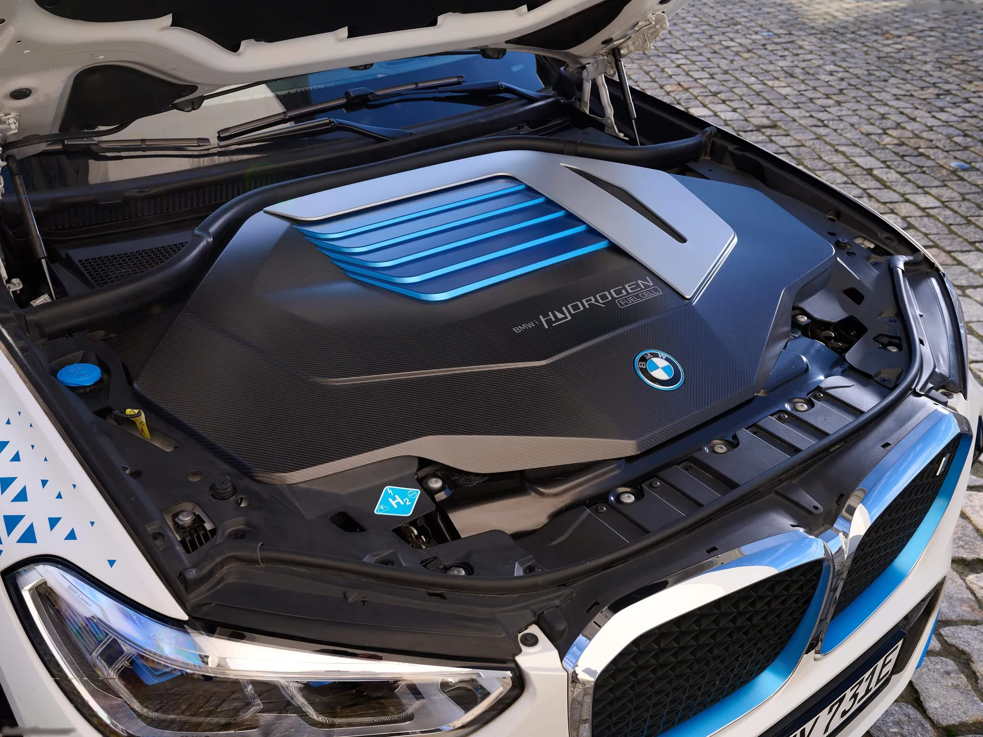 BMW iX5 Hydrogen Concept (2023) – motorový prostor