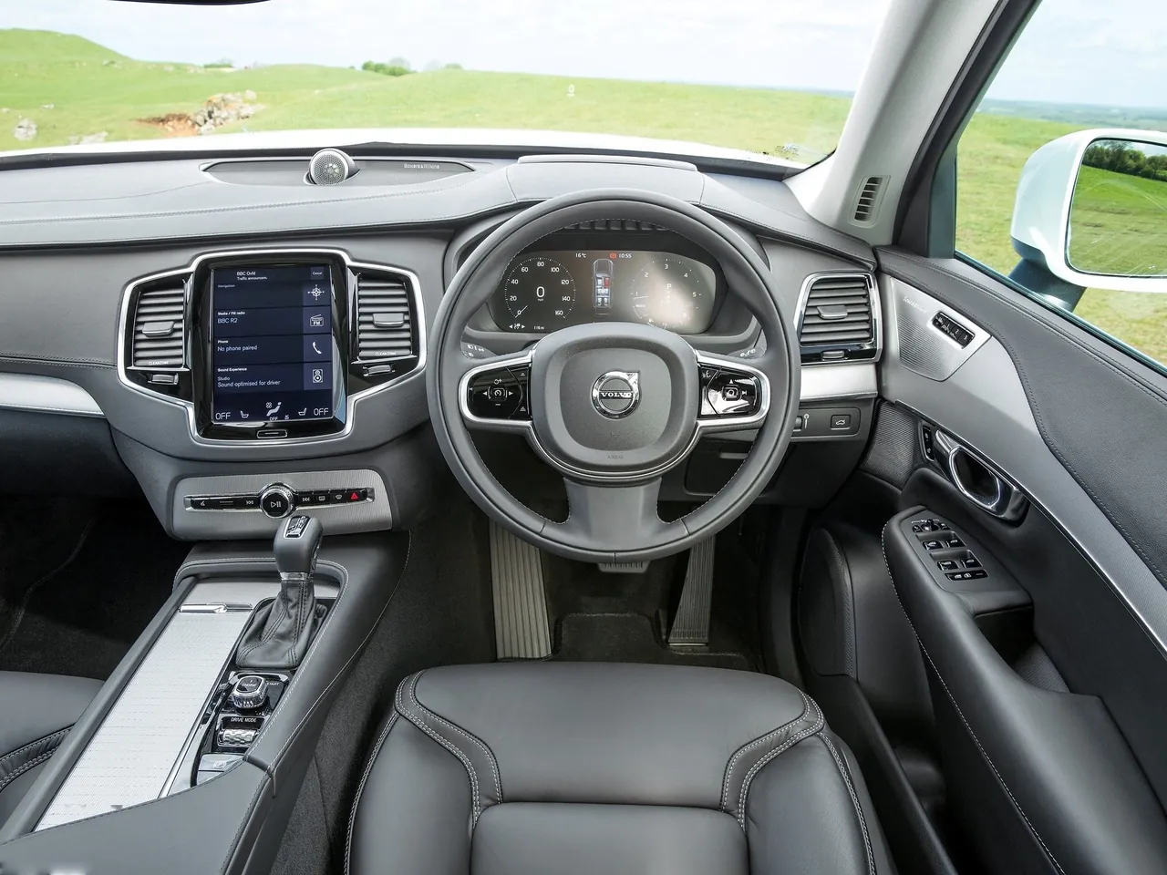 Volvo XC90 [UK] (2015) – interiér