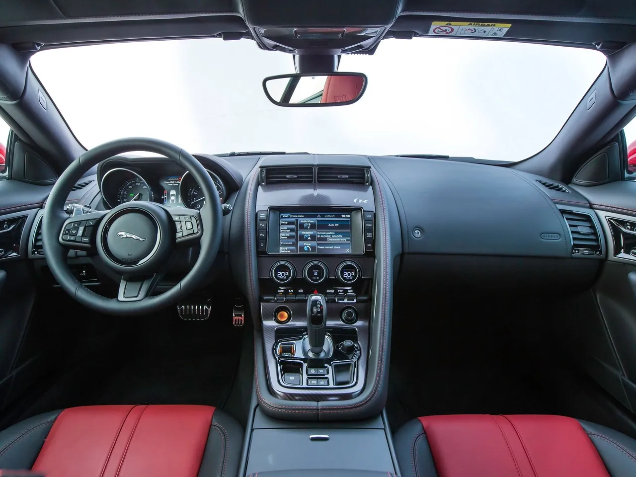 Jaguar F-Type R Coupe (2015) – interiér