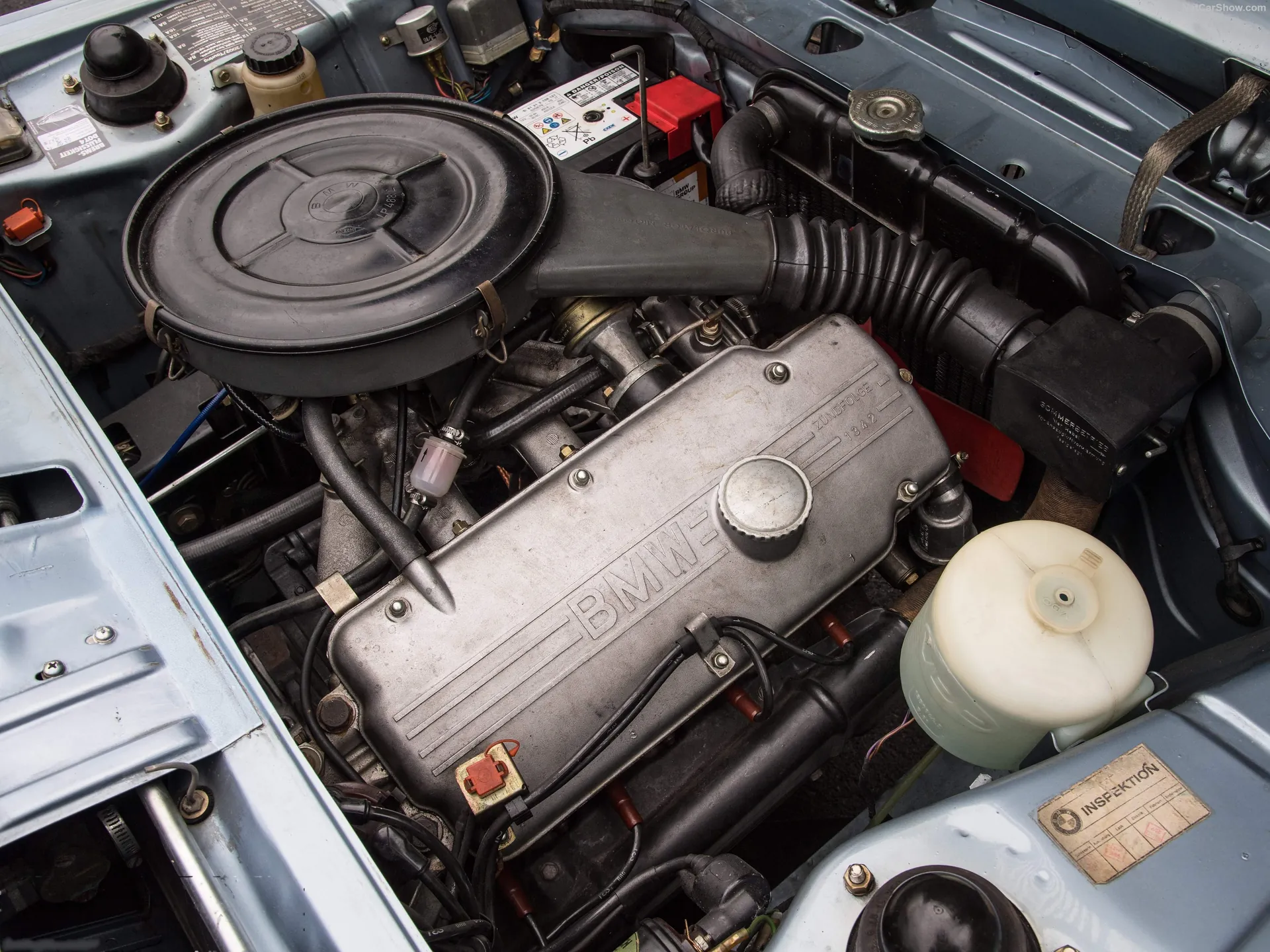 BMW 1802 Touring (1972) – motorový prostor