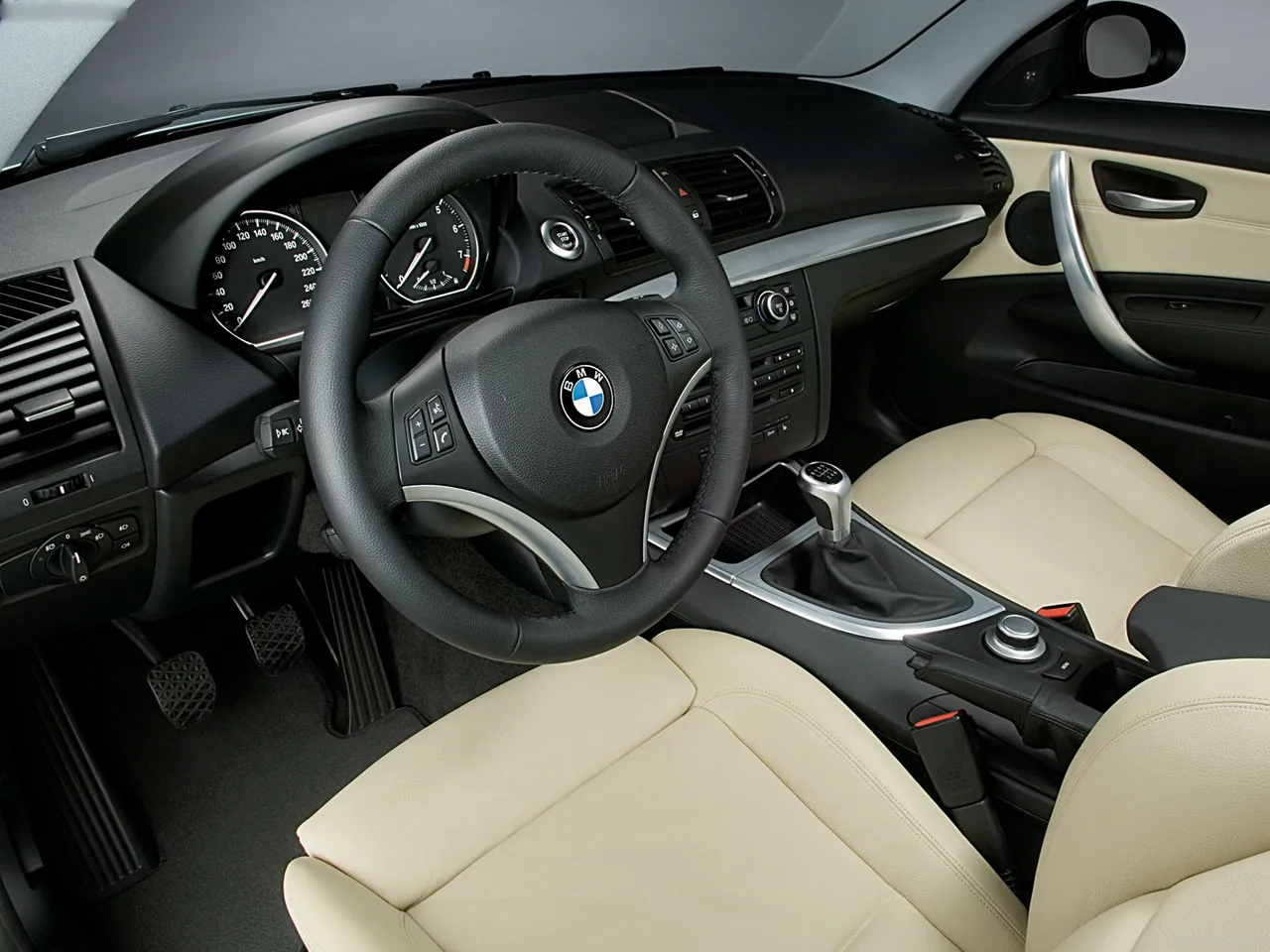 BMW 1-Series 3-door (2008) – interiér