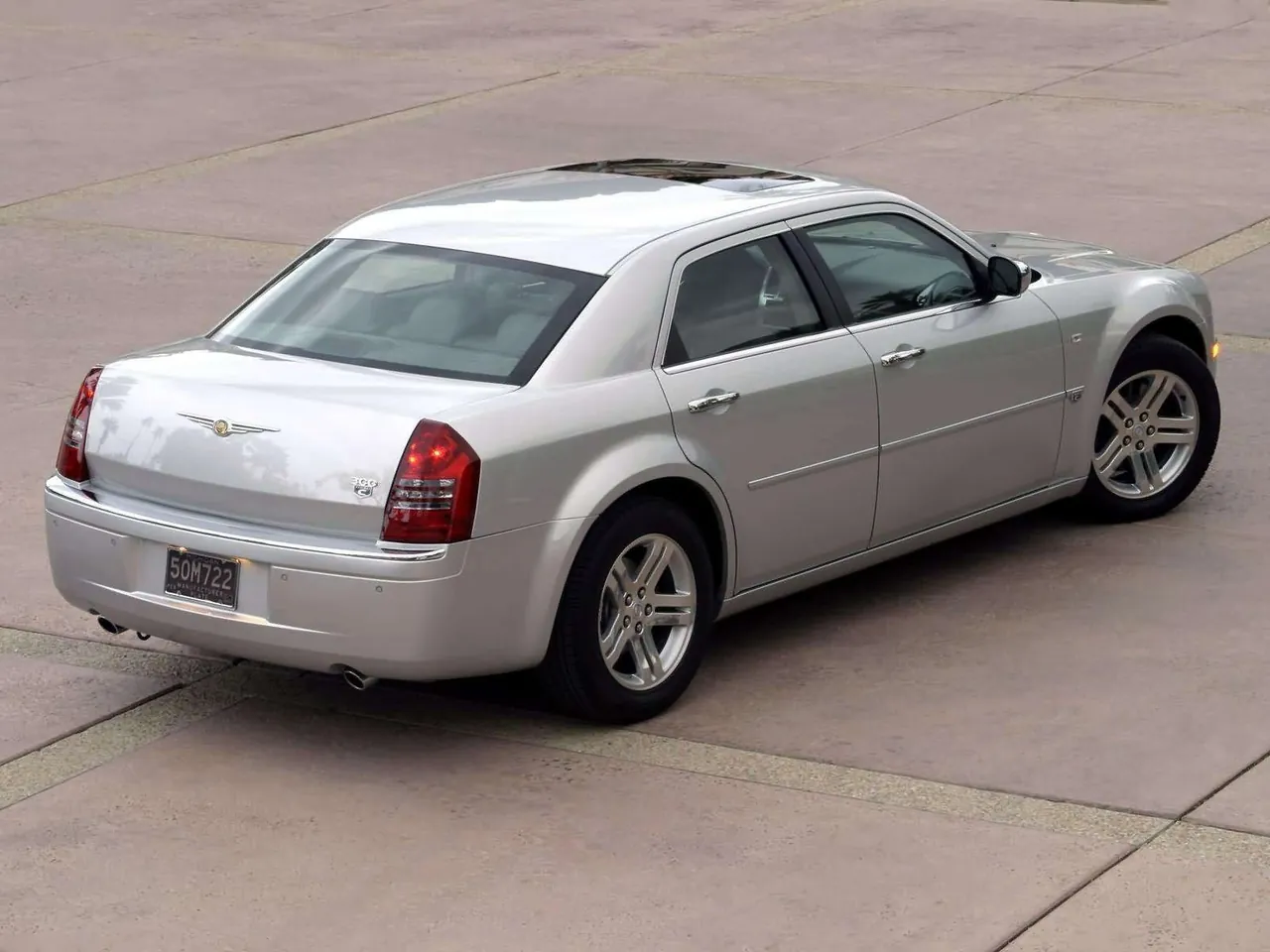 Chrysler 300 (2005) – zadní tříčtvrteční pohled