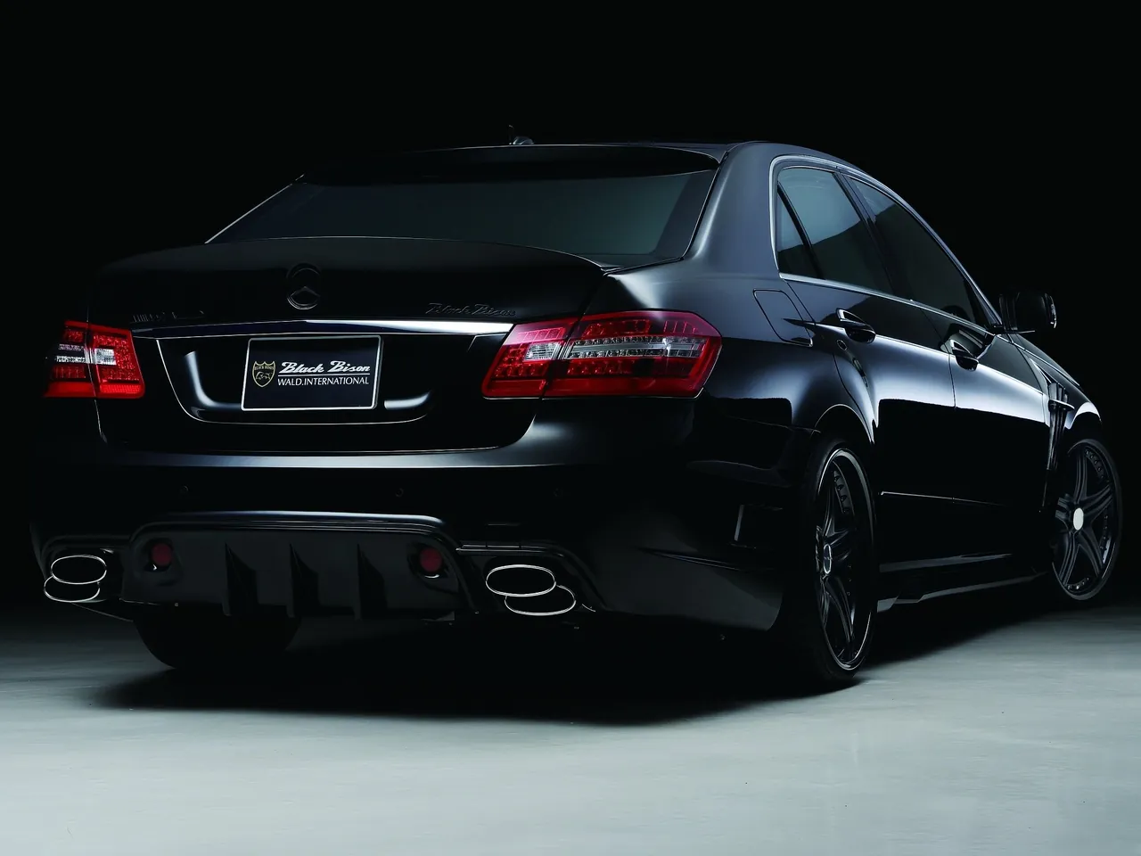 Wald Mercedes-Benz E-Class W212 Black Bison (2010) – zadní tříčtvrteční pohled