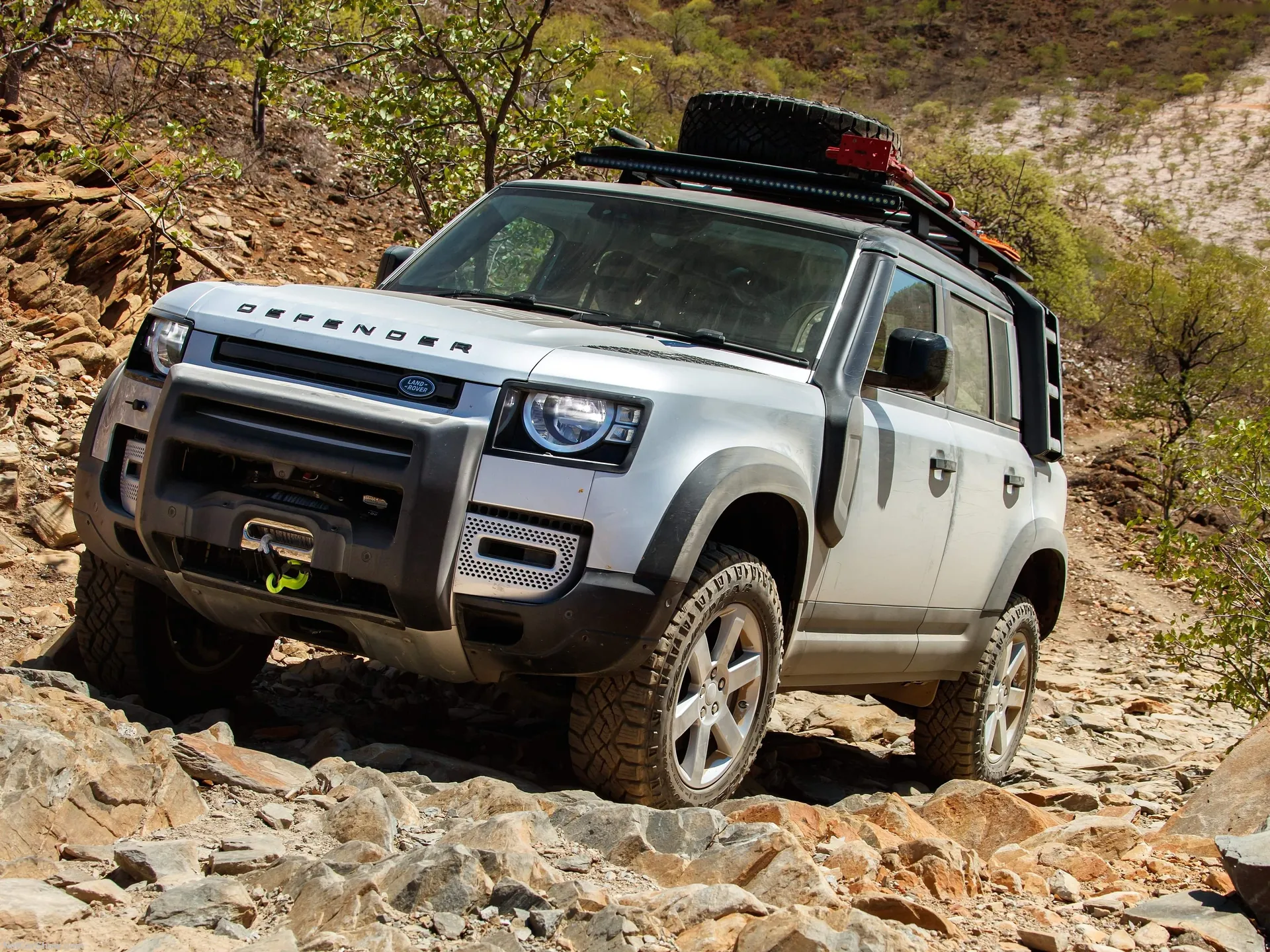 Land Rover Defender 110 (2020) - Front Three-Quarter