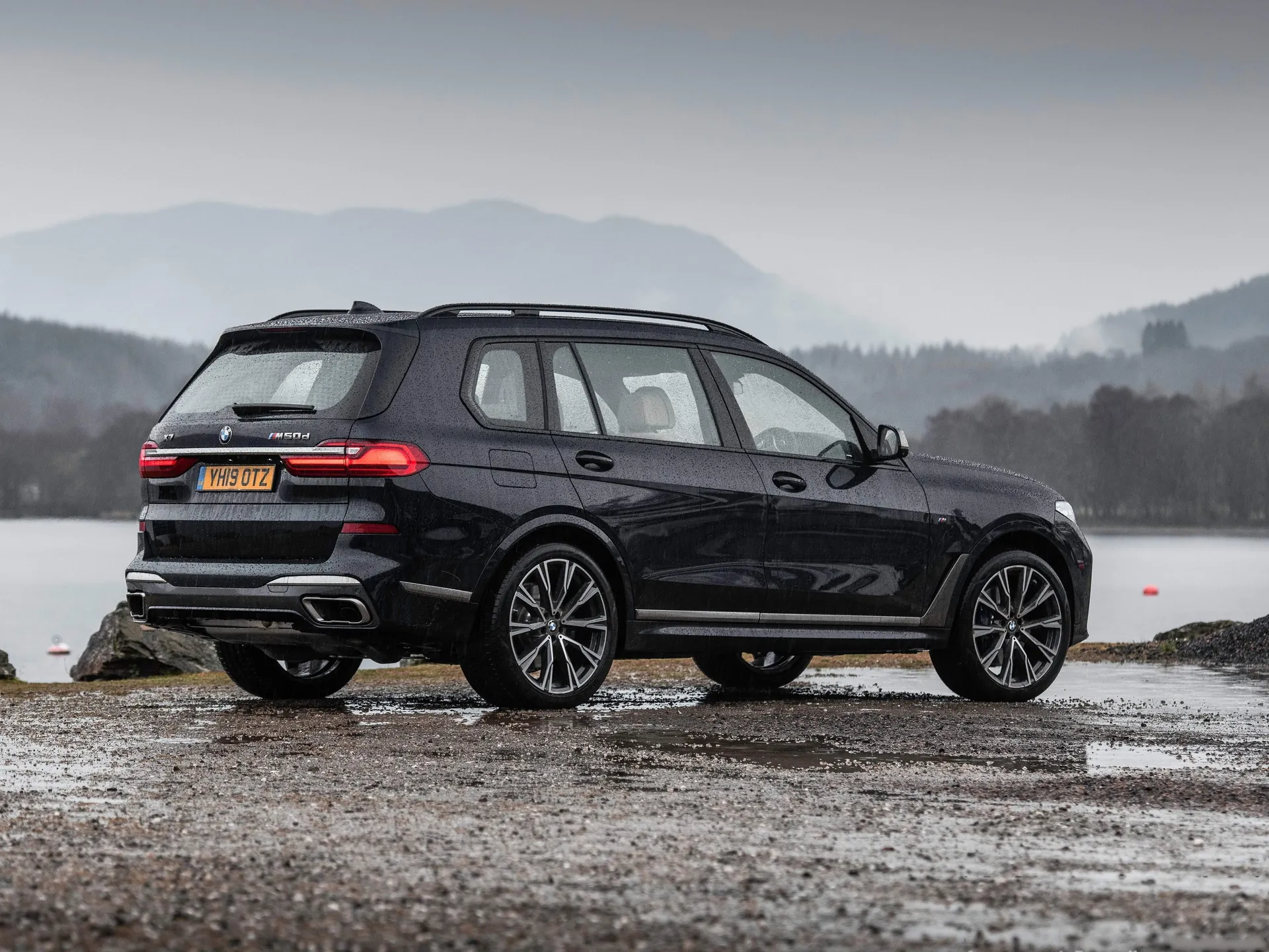 BMW X7 [UK] (2019) – zadní tříčtvrteční pohled