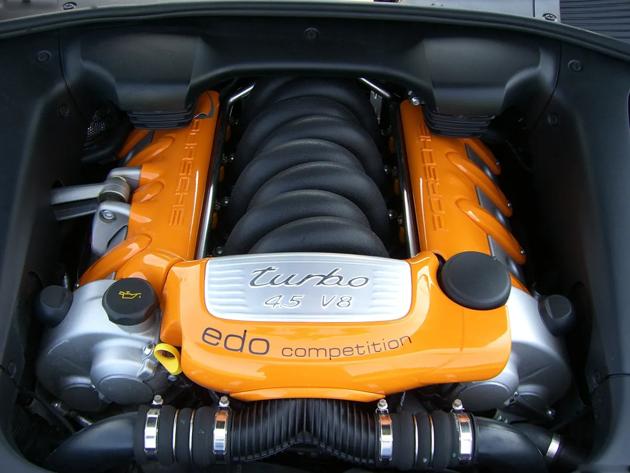 Edo Porsche Cayenne Turbo (2005) – motorový prostor